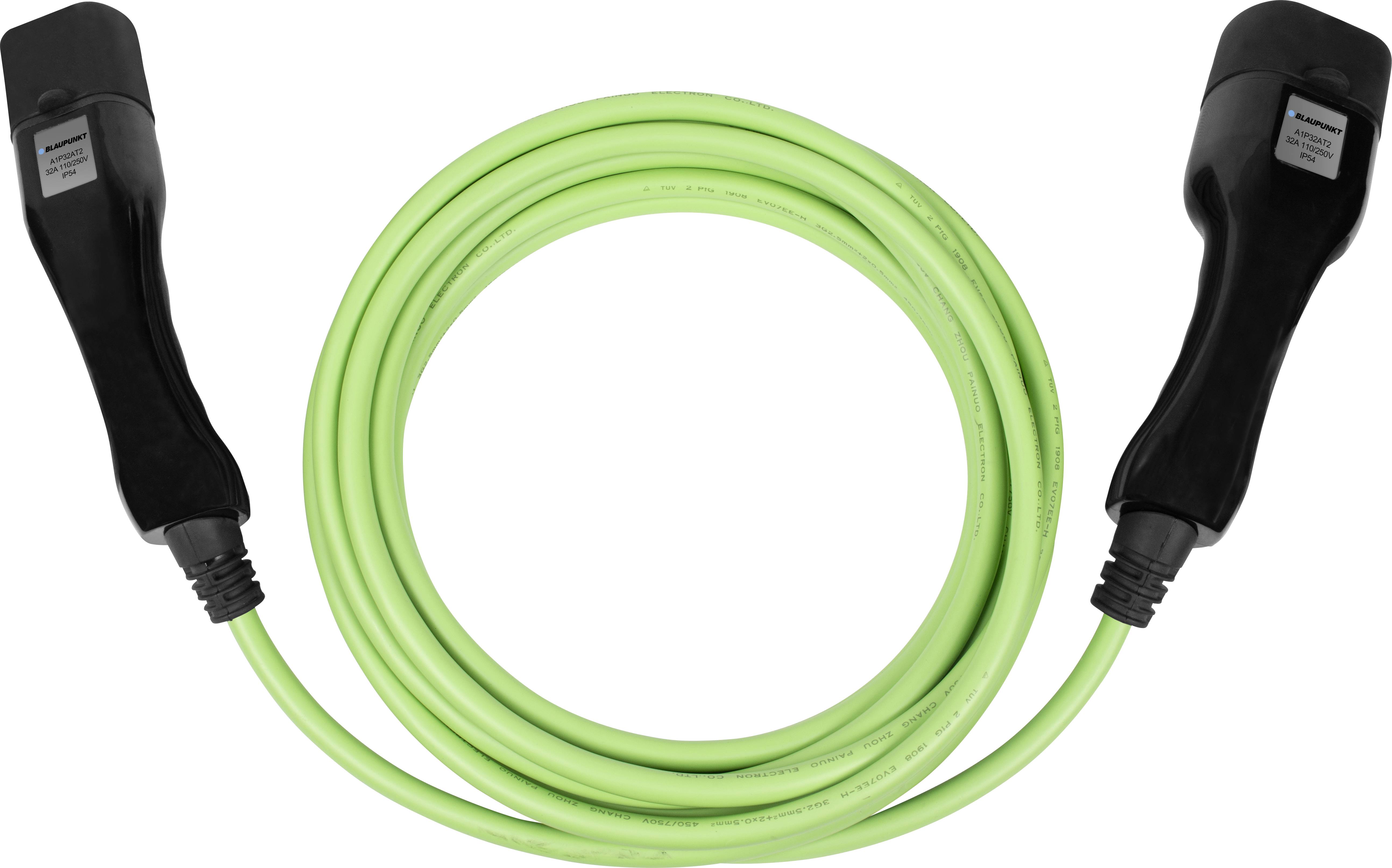 Grünes Ladekabel mit zwei schwarzen Steckern, eingerollt in einem Kreis. Geeignet für Elektrofahrzeuge.