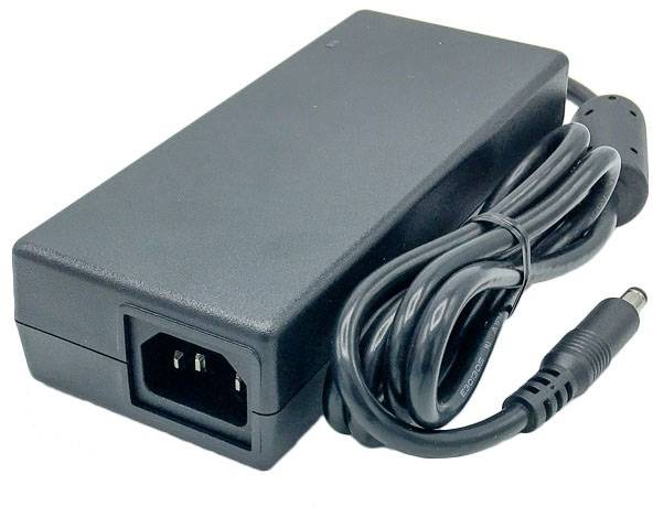 Ein schwarzes Netzteil mit einem angeschlossenen Kabel und Stecker, geeignet für elektronische Geräte.