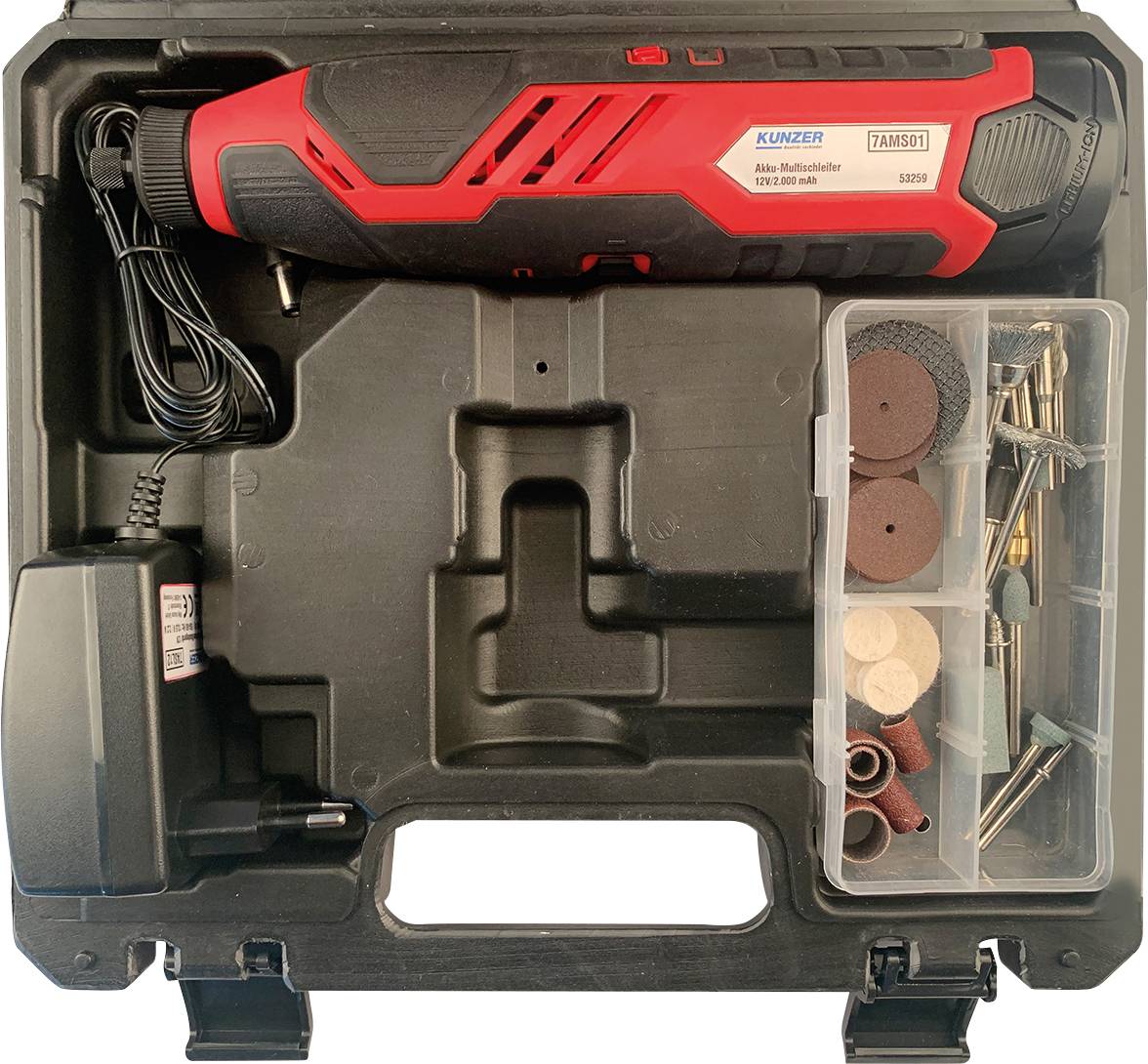 Ein rotes Elektrowerkzeug in einem schwarzen Kunststoffkoffer, mit Ladegerät und Zubehör wie Schleif- und Polieraufsätzen.