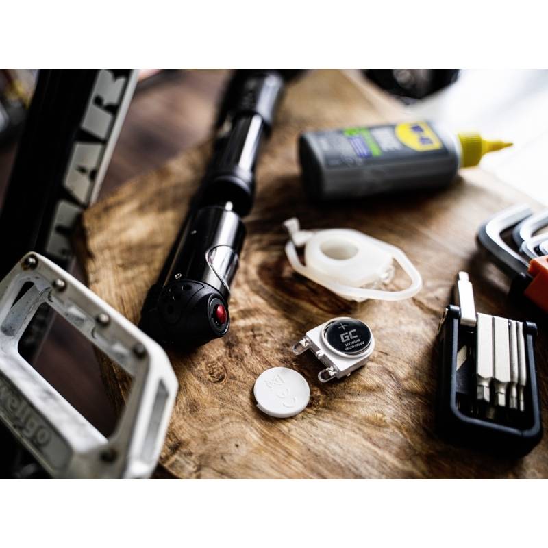 Werkzeuge, Klebstoff und ein Fahrradluftpumpe liegen auf einem Holztisch. Es gibt Schraubendreher, eine Luftpumpe und Klebeband.