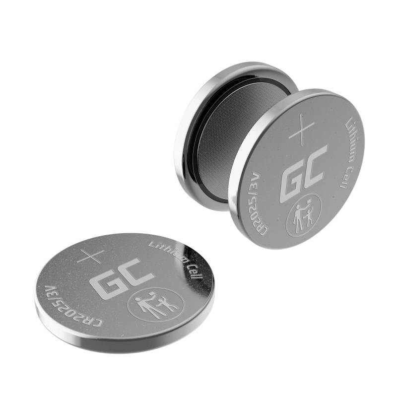 Zwei runde Lithium-Knopfzellen mit der Aufschrift 'GC CR2050 3V', spiegelnd auf einer weißen Oberfläche liegend.