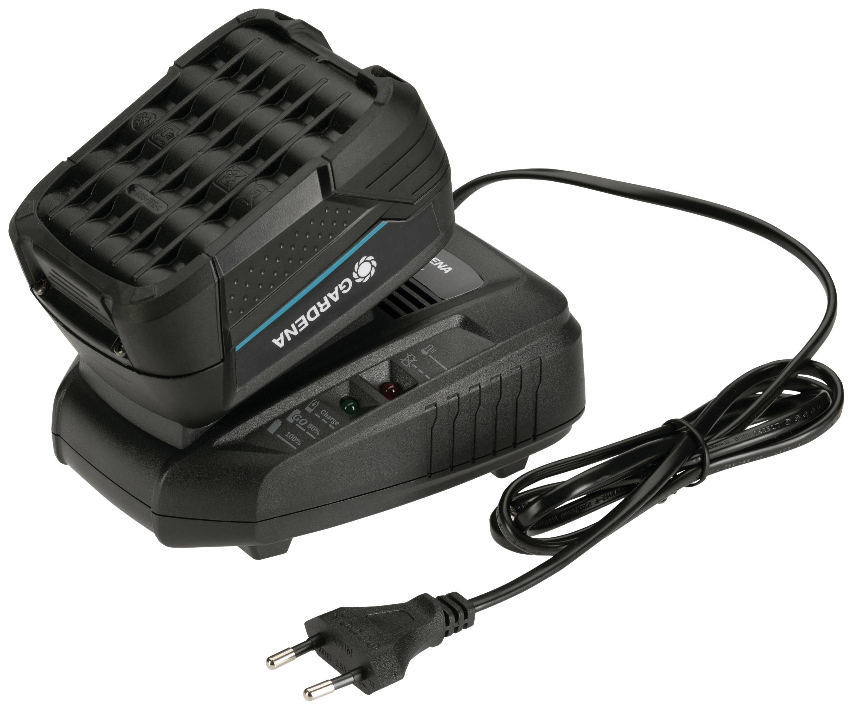 Ein schwarzes Ladegerät mit Netzstecker, darauf sitzt ein Akku. Es hat LED-Anzeigen und ein Markenlogo von Gardena.