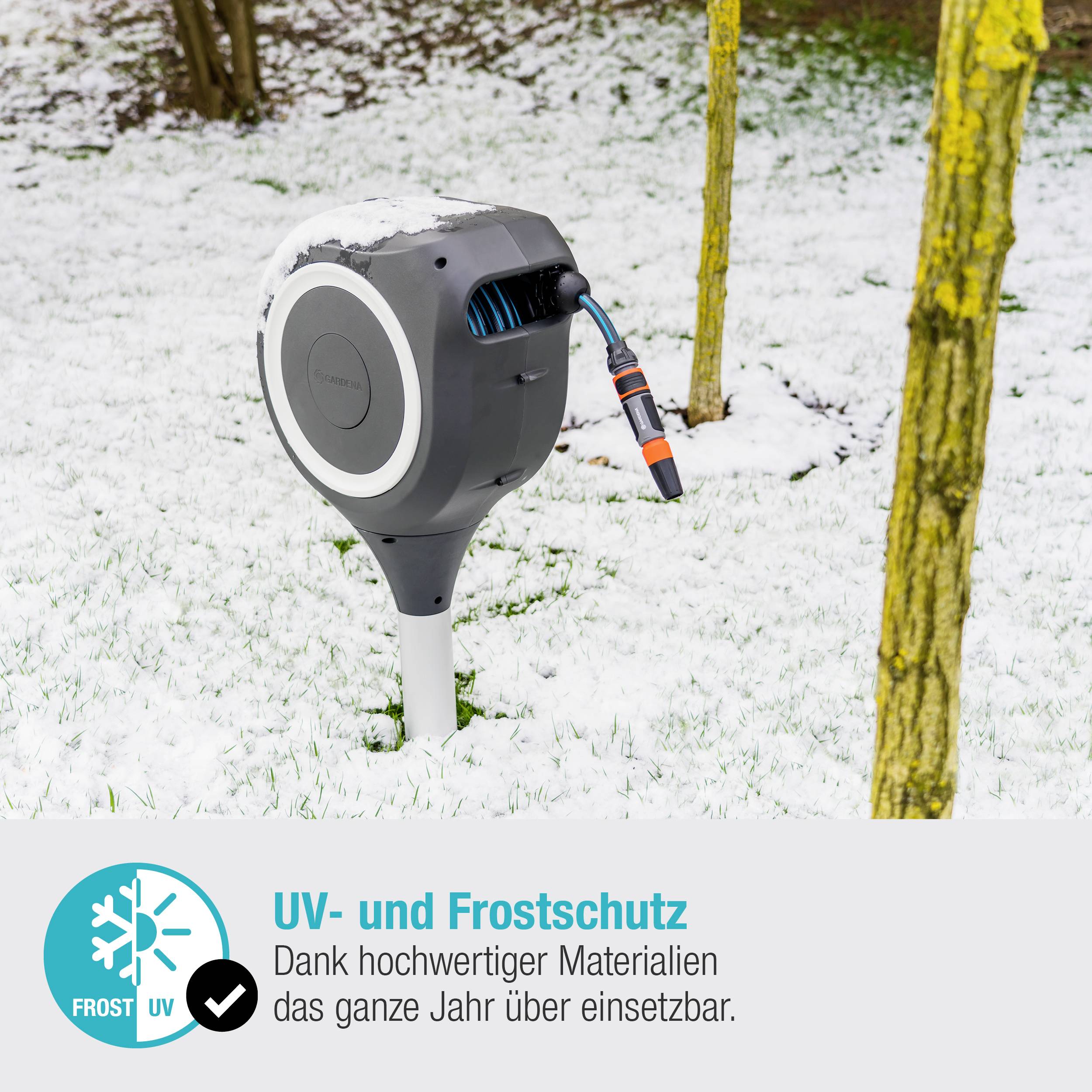 Eine Ladestation für Elektrofahrzeuge steht im Schnee. Text: 'UV- und Frostschutz dank hochwertiger Materialien das ganze Jahr über einsetzbar.'