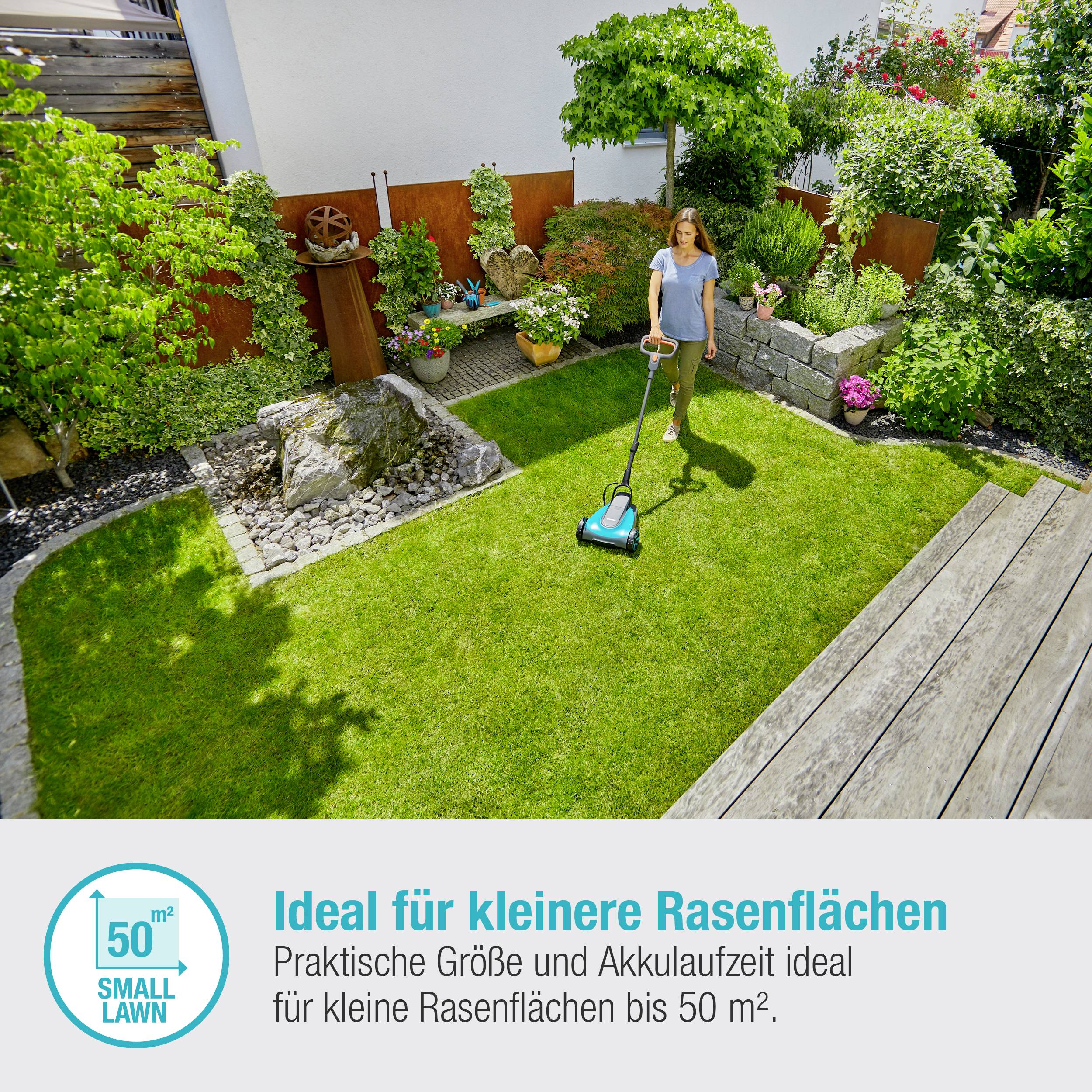 Frau mäht einen kleinen Garten mit einem elektrischen Rasenmäher. Text: 'Ideal für kleinere Rasenflächen bis 50 m².'
