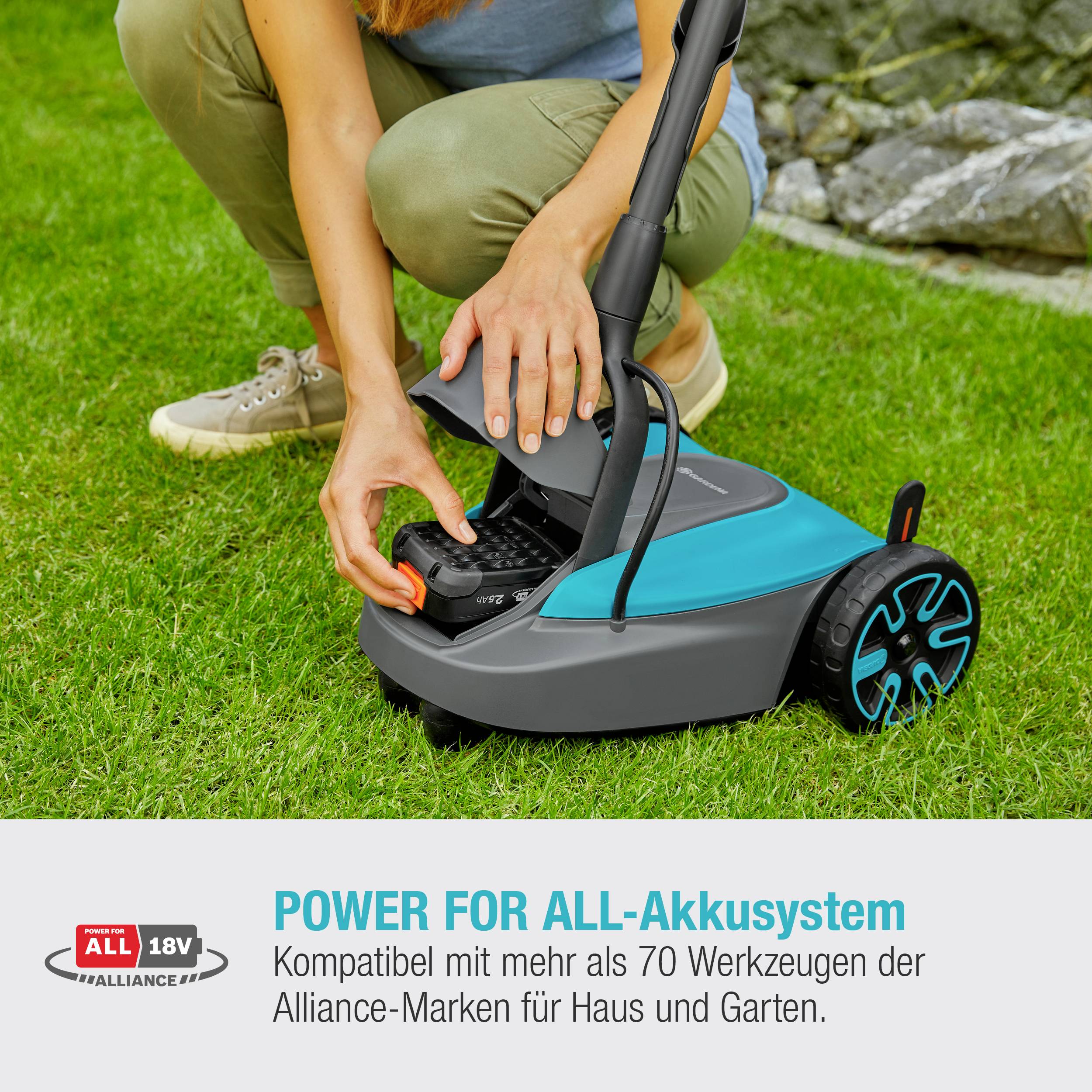 Eine Person wechselt den Akku eines Rasenmähers im Garten. Text darunter: 'Power for All-Akkusystem, kompatibel mit über 70 Marken.'