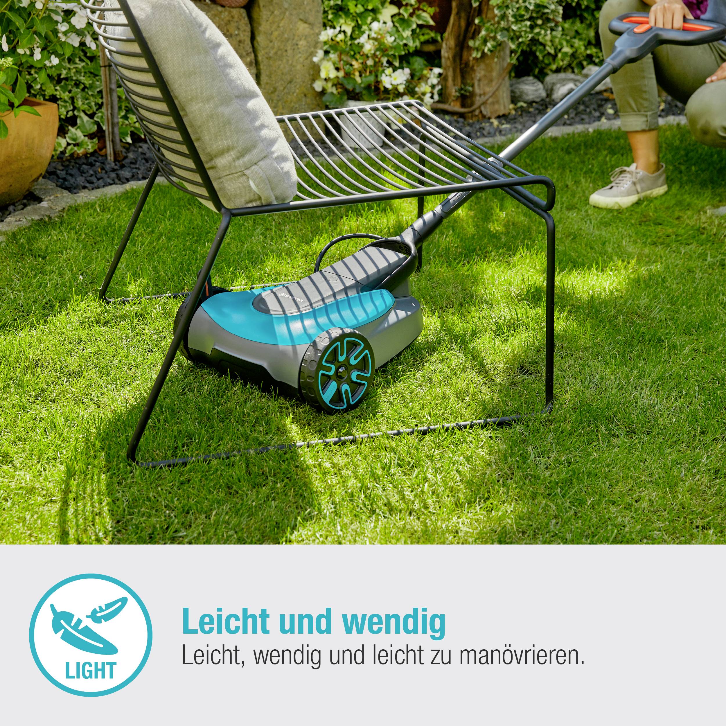 'Leicht und wendig' Rasenmäher gleitet unter einem Gartenstuhl. Der Text hebt die leichte Manövrierbarkeit des Mähers hervor.