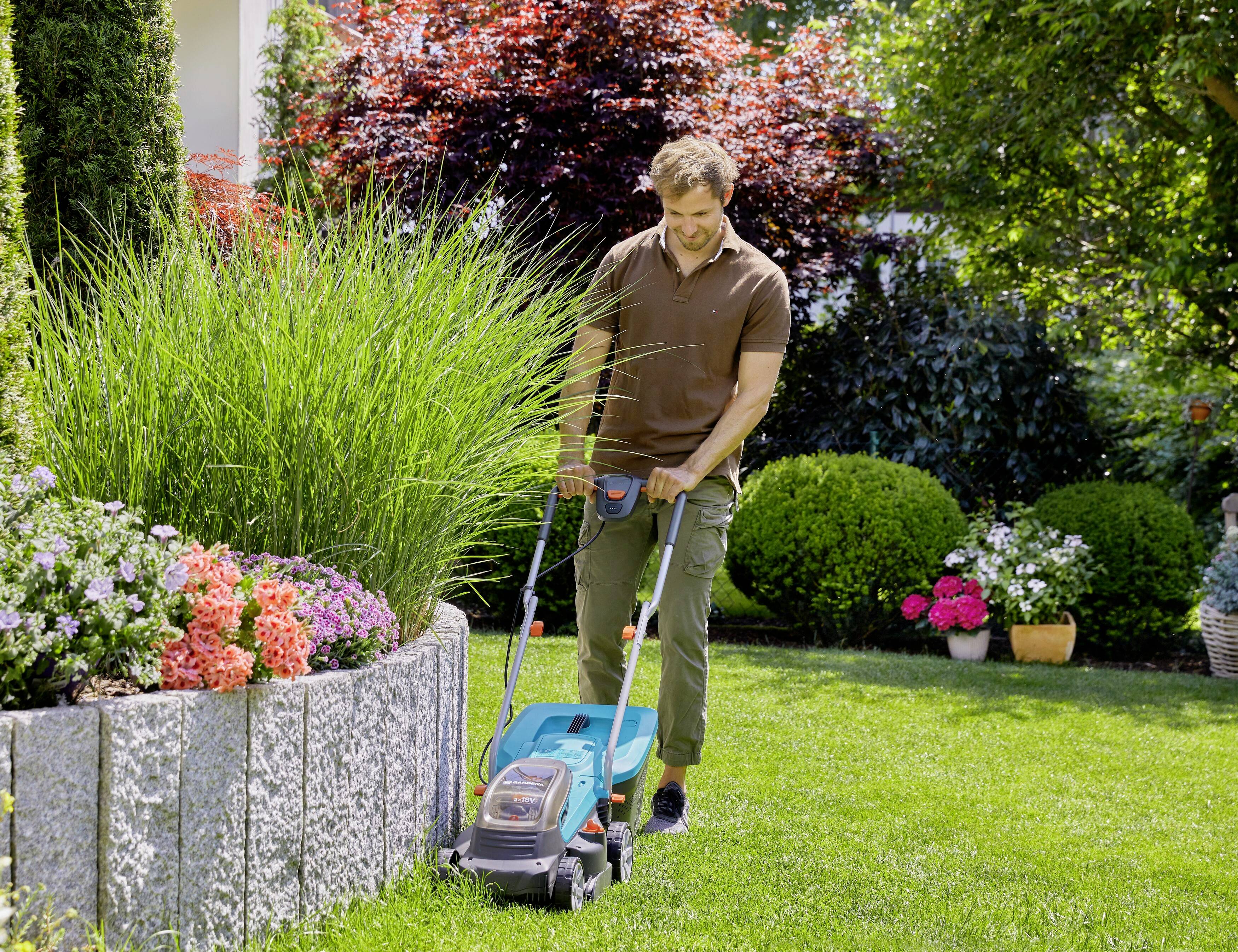 GARDENA PowerMax 32/36V P4A Ready-To-Use-Set Akku Rasenmäher inkl. 2. Akku, inkl. Ladegerät, mit Ra