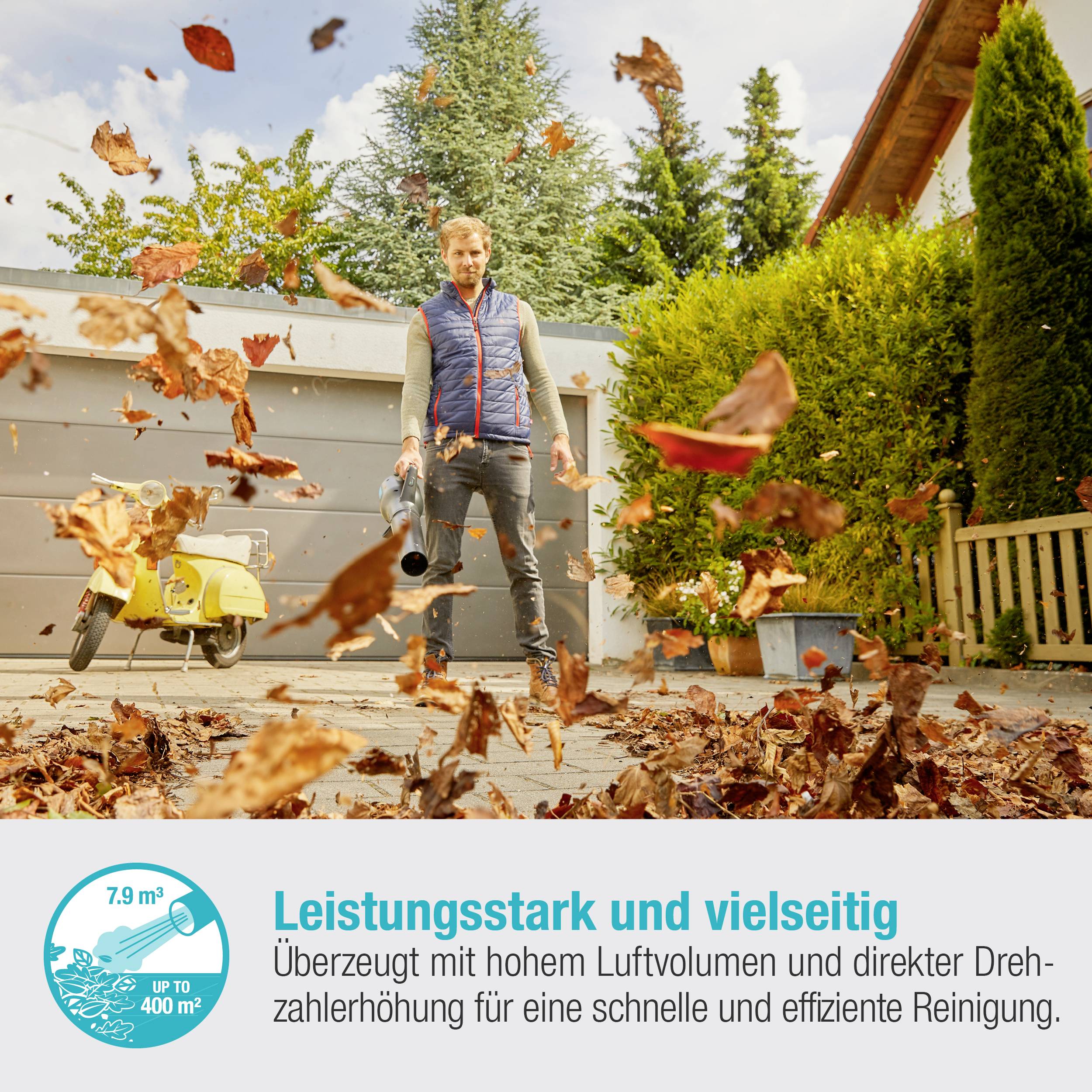 Ein Mann bläst mit einem Laubbläser Blätter auf einer Einfahrt. Neben ihm Text: 'Leistungsstark und vielseitig'.