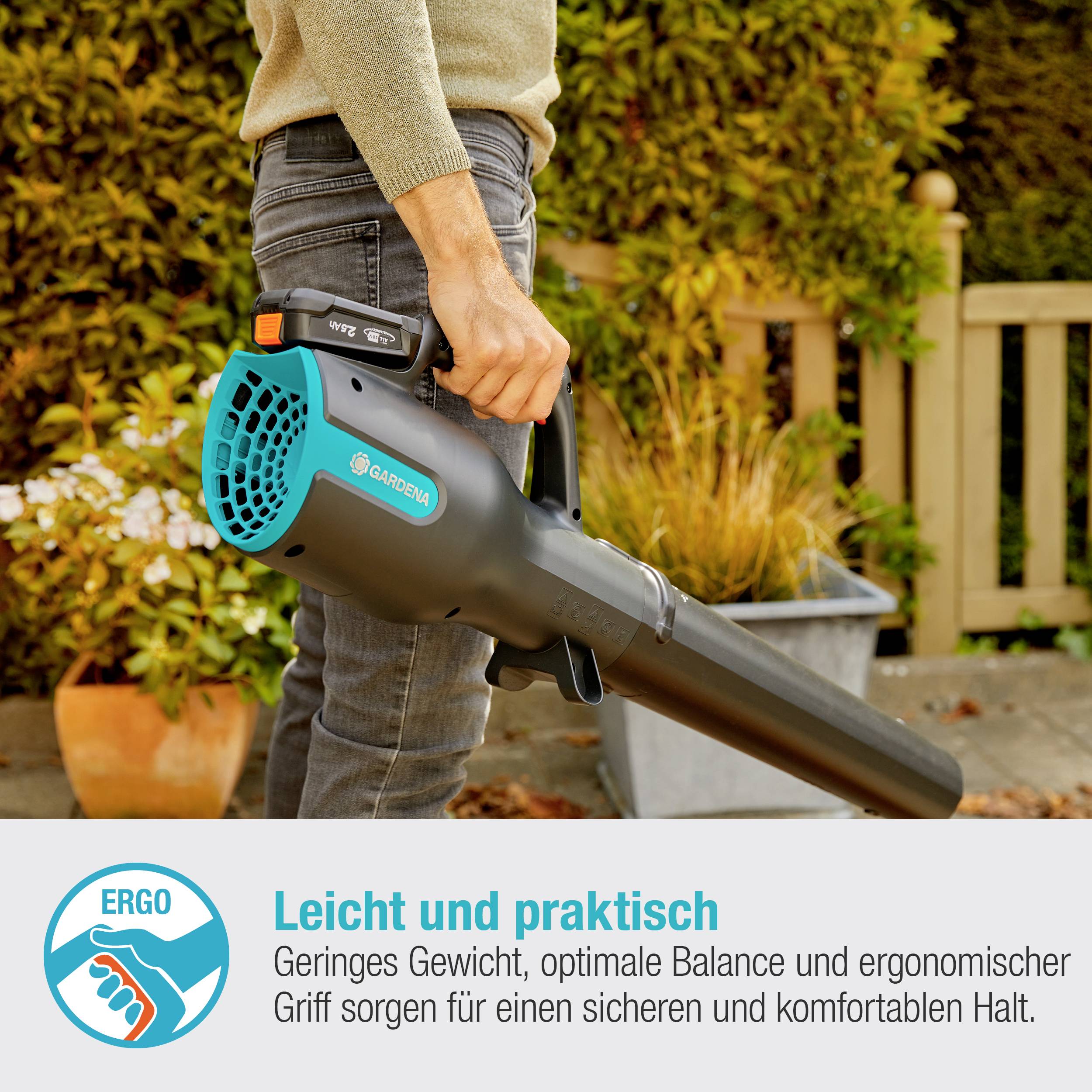 Ein Mensch hält einen Laubbläser von Gardena, neben einem Symbol und Text, der die Leichtigkeit und praktische Handhabung beschreibt.