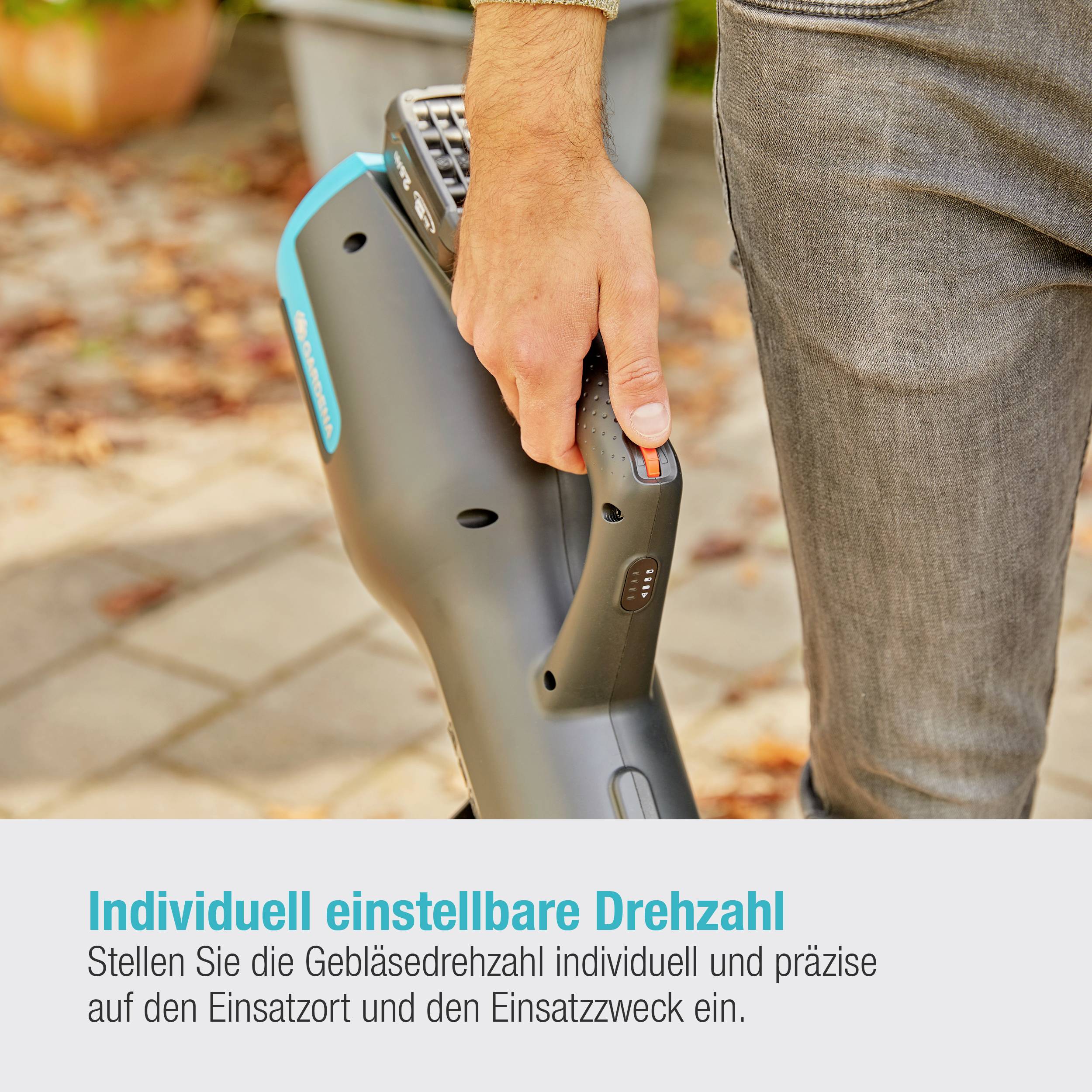 Person hält einen Föhn mit individuell einstellbarer Drehzahl in einer Hand. Beschreibung hebt die Präzision und Anpassbarkeit des Geräts hervor.