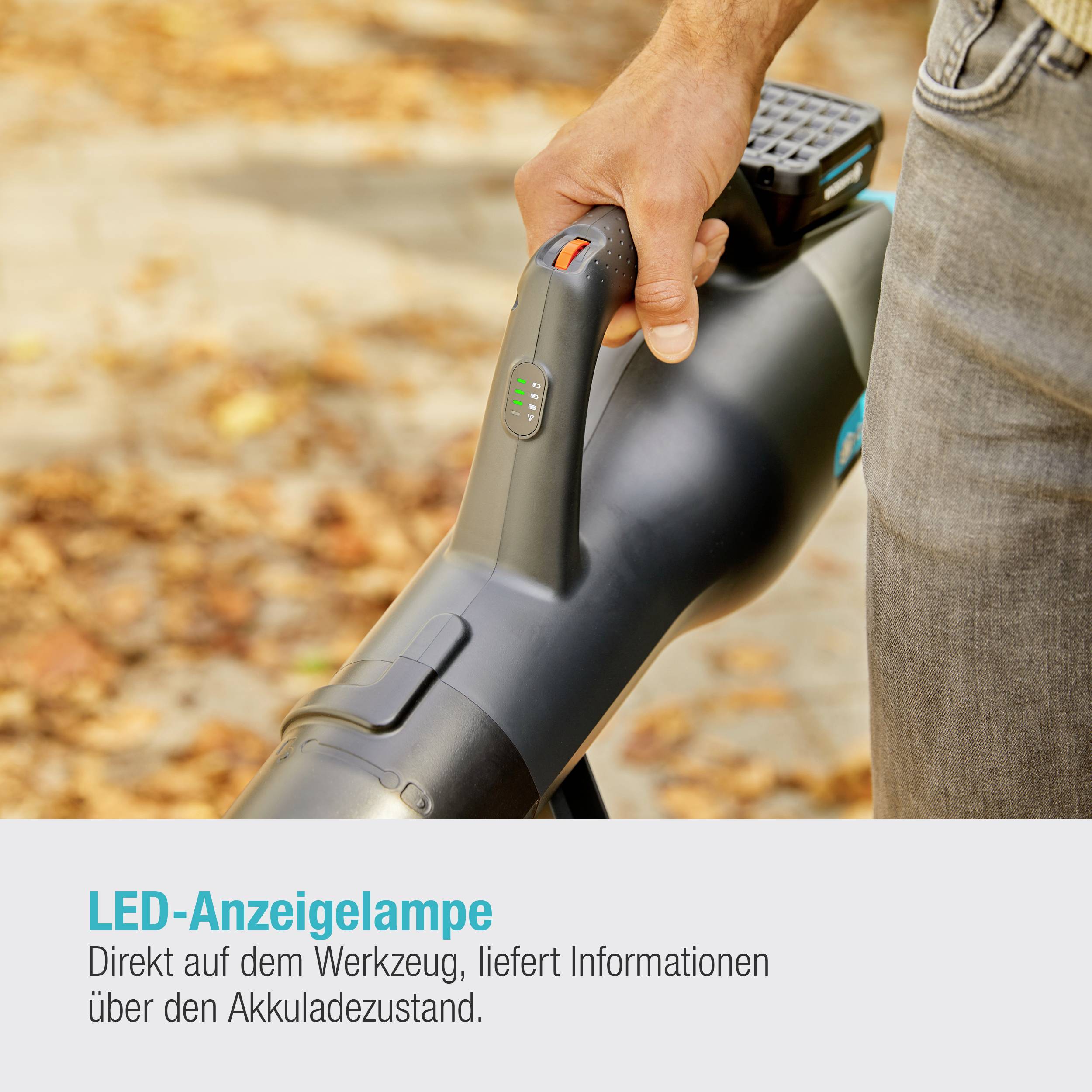 Person hält ein elektrisches Werkzeug mit LED-Anzeigelampe, die Informationen über den Akkuzustand anzeigt.