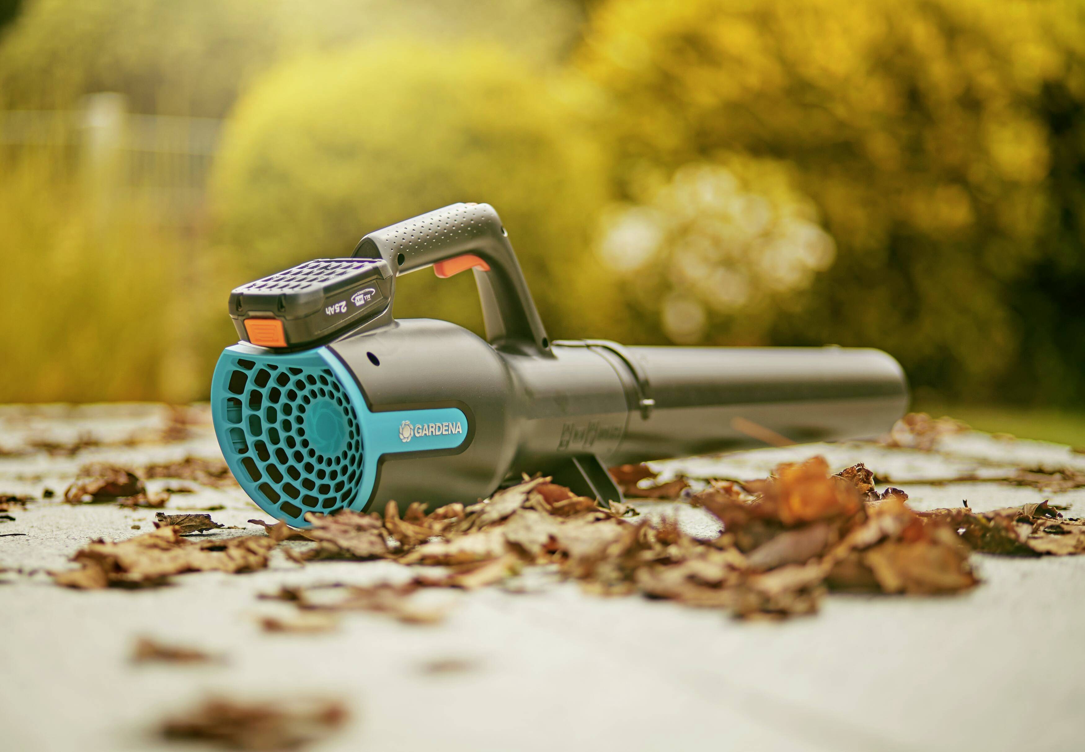 GARDENA 14890-20 PowerJet 18V P4A Ready-To-Use Set Akku Laubbläser inkl. Akku 18V