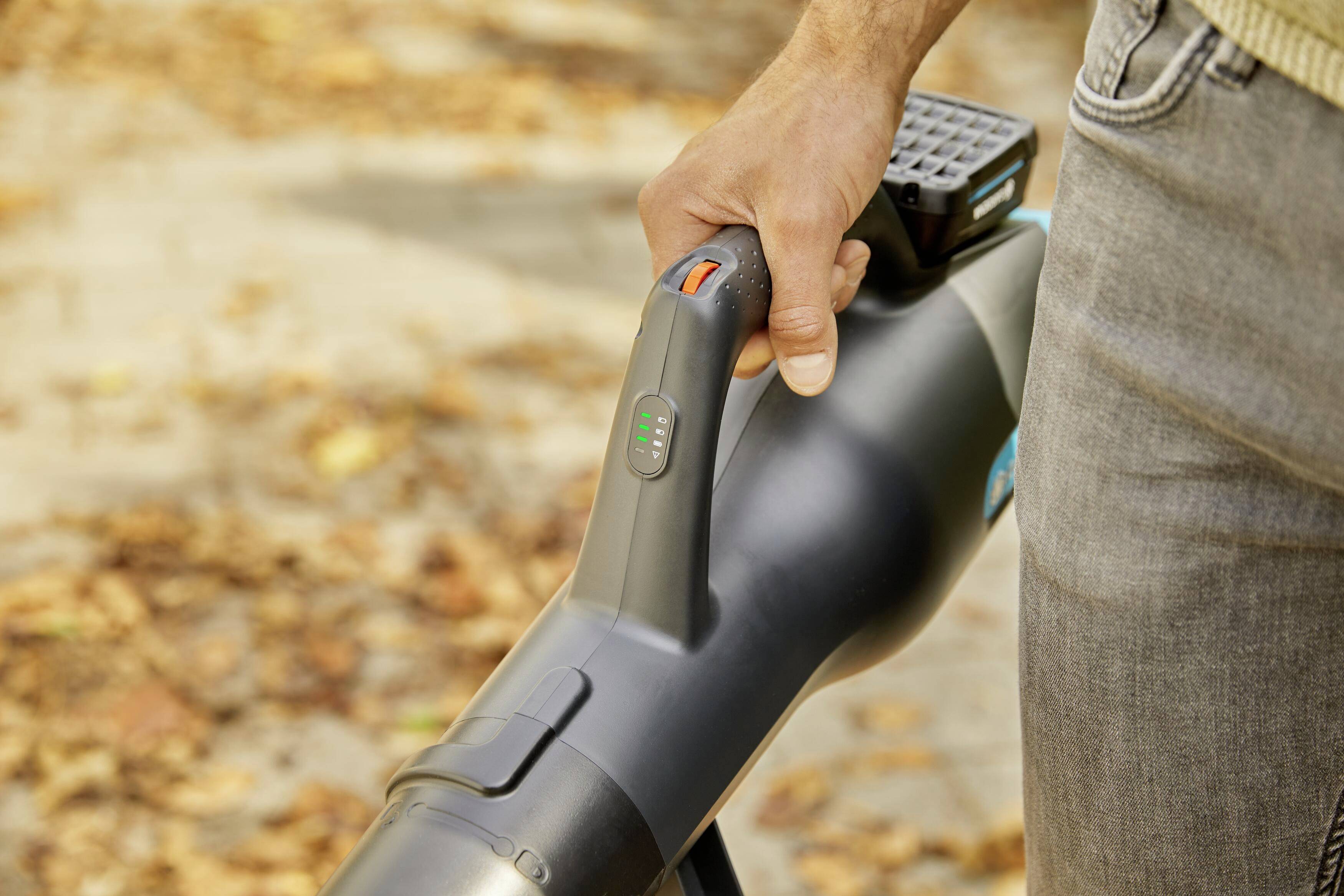 GARDENA 14890-20 PowerJet 18V P4A Ready-To-Use Set Akku Laubbläser inkl. Akku 18V