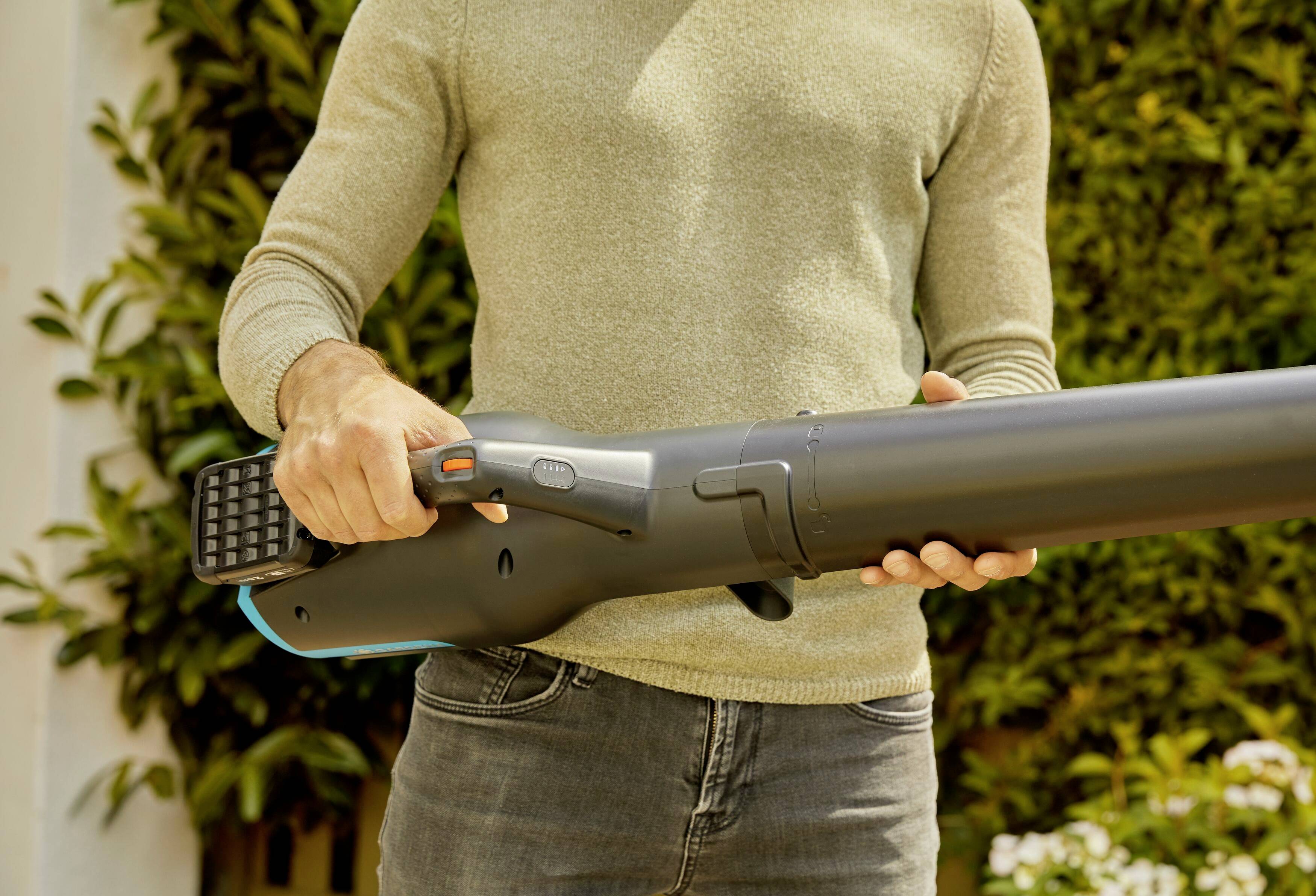 GARDENA 14890-20 PowerJet 18V P4A Ready-To-Use Set Akku Laubbläser inkl. Akku 18V