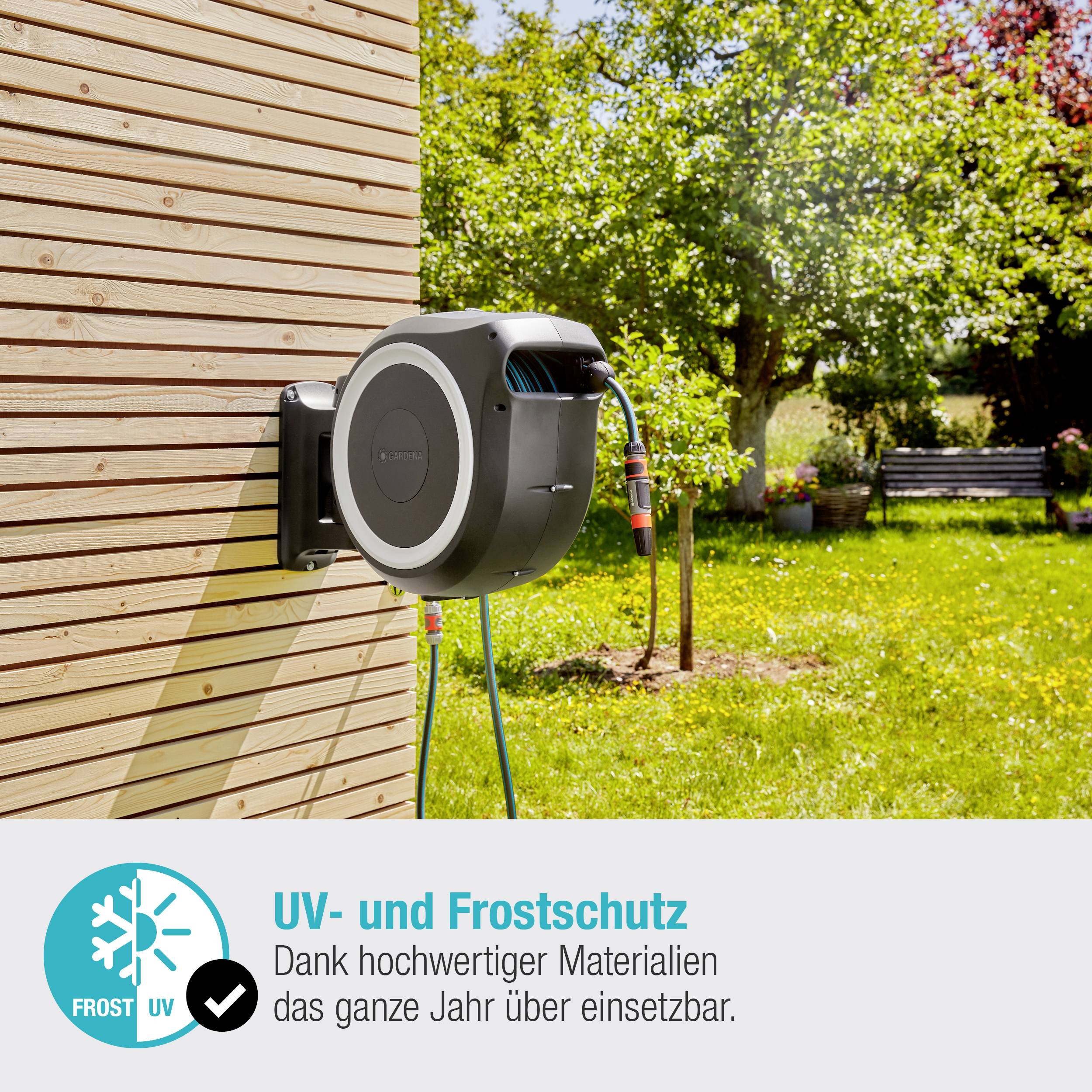 Gartenschlauch-Trommel montiert an einer Holzwand im Garten, mit beschriftetem Textfeld: 'UV- und Frostschutz dank hochwertiger Materialien'.