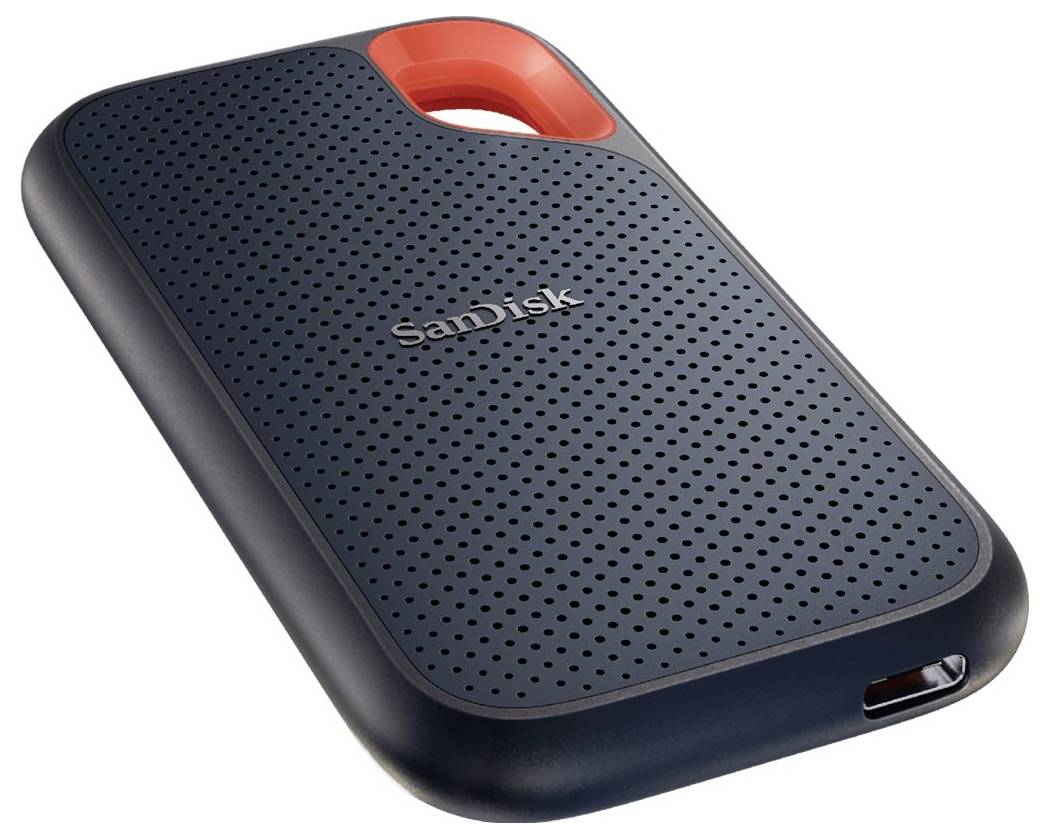 Externe SanDisk-Festplatte mit abgerundeten Ecken, schwarzer perforierter Oberfläche und orangefarbenem Akzent im oberen Bereich.