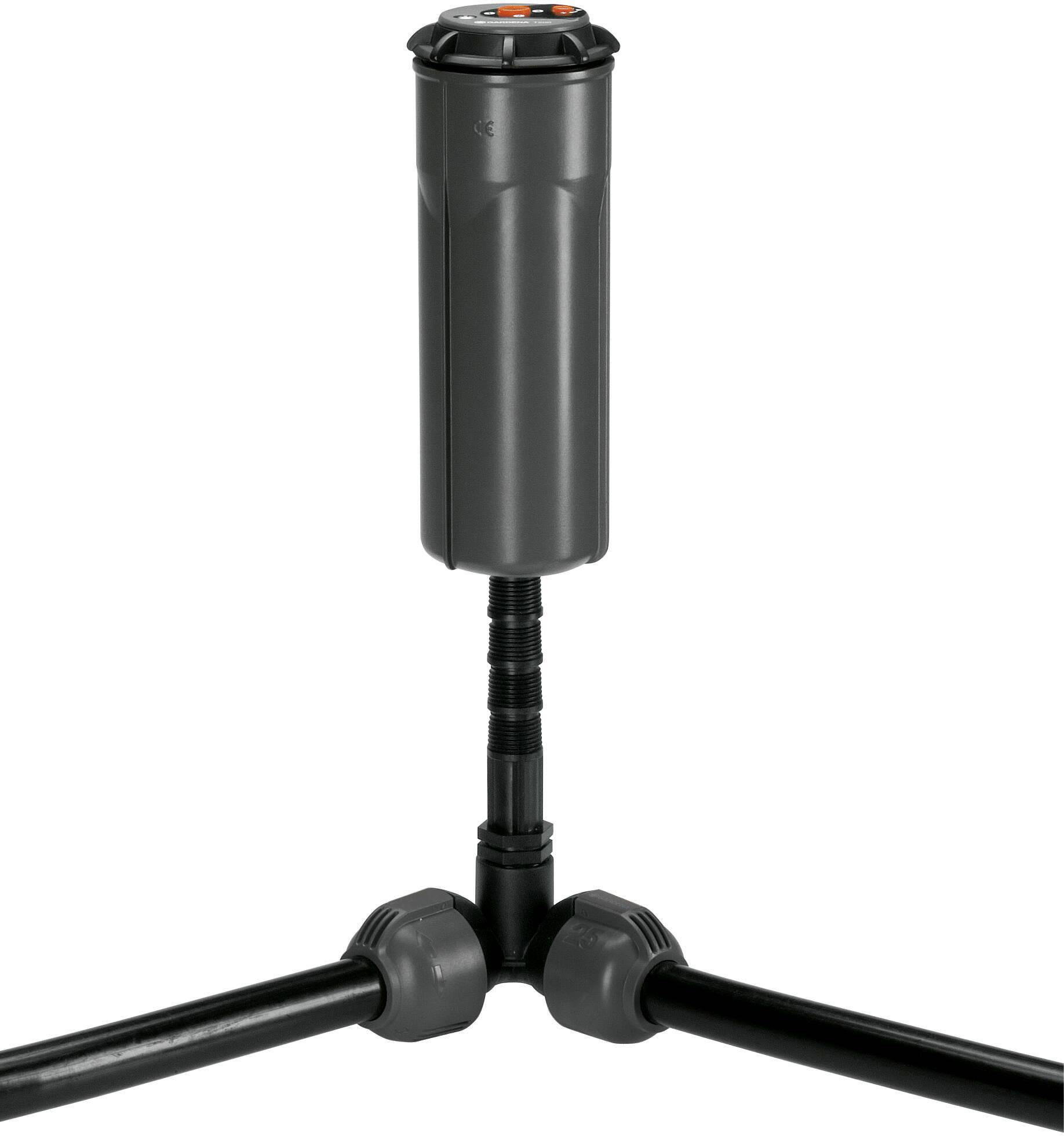 Ein schwarzes Bewässerungssystem mit zentralem Sprinklerkopf, verbunden mit zwei Rohren. Ideal zur gleichmäßigen Gartenbewässerung.