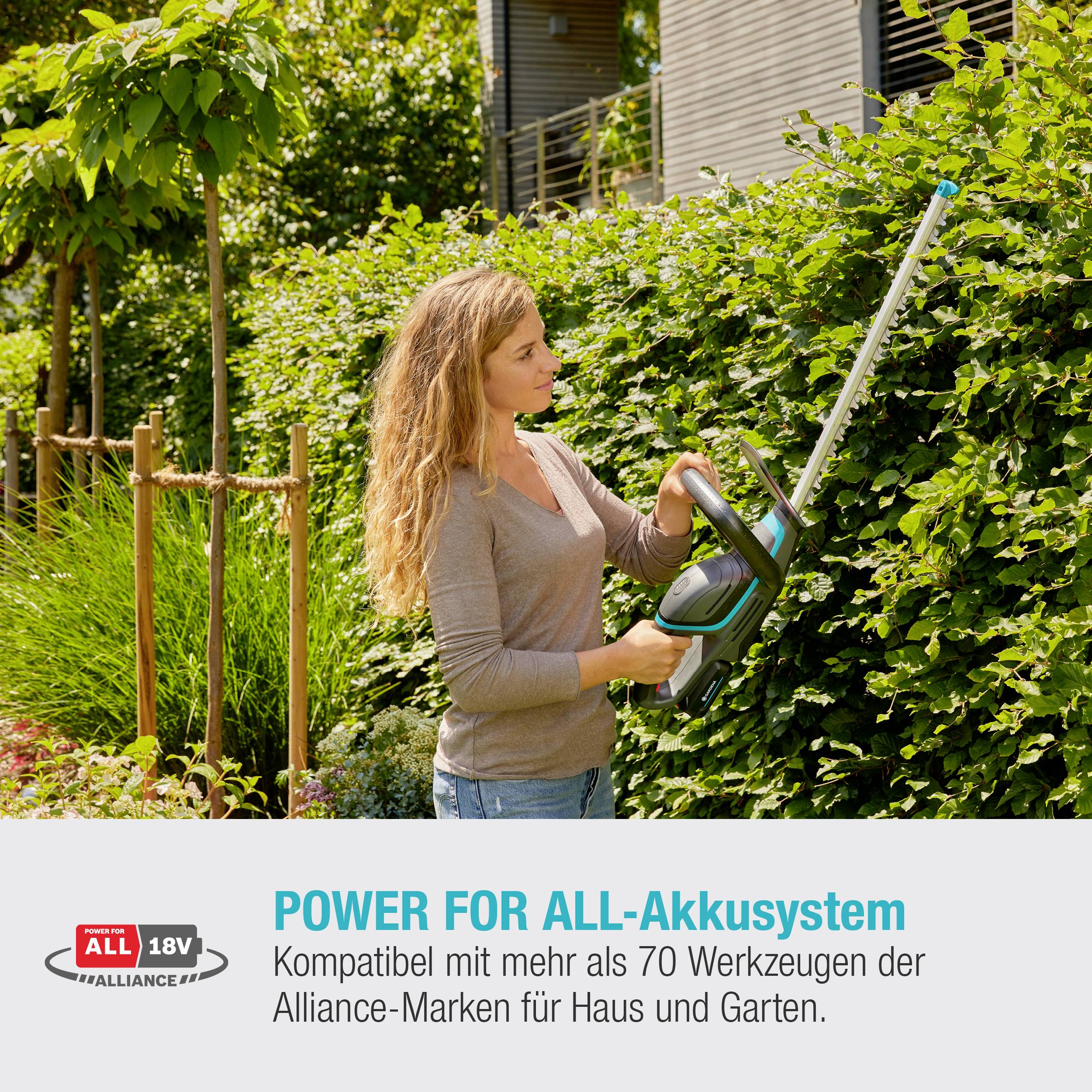 Frau verwendet eine Heckenschere im Garten. Text: 'POWER FÜR ALL-Akkusystem für über 70 Werkzeuge der Alliance-Marken für Haus und Garten.'