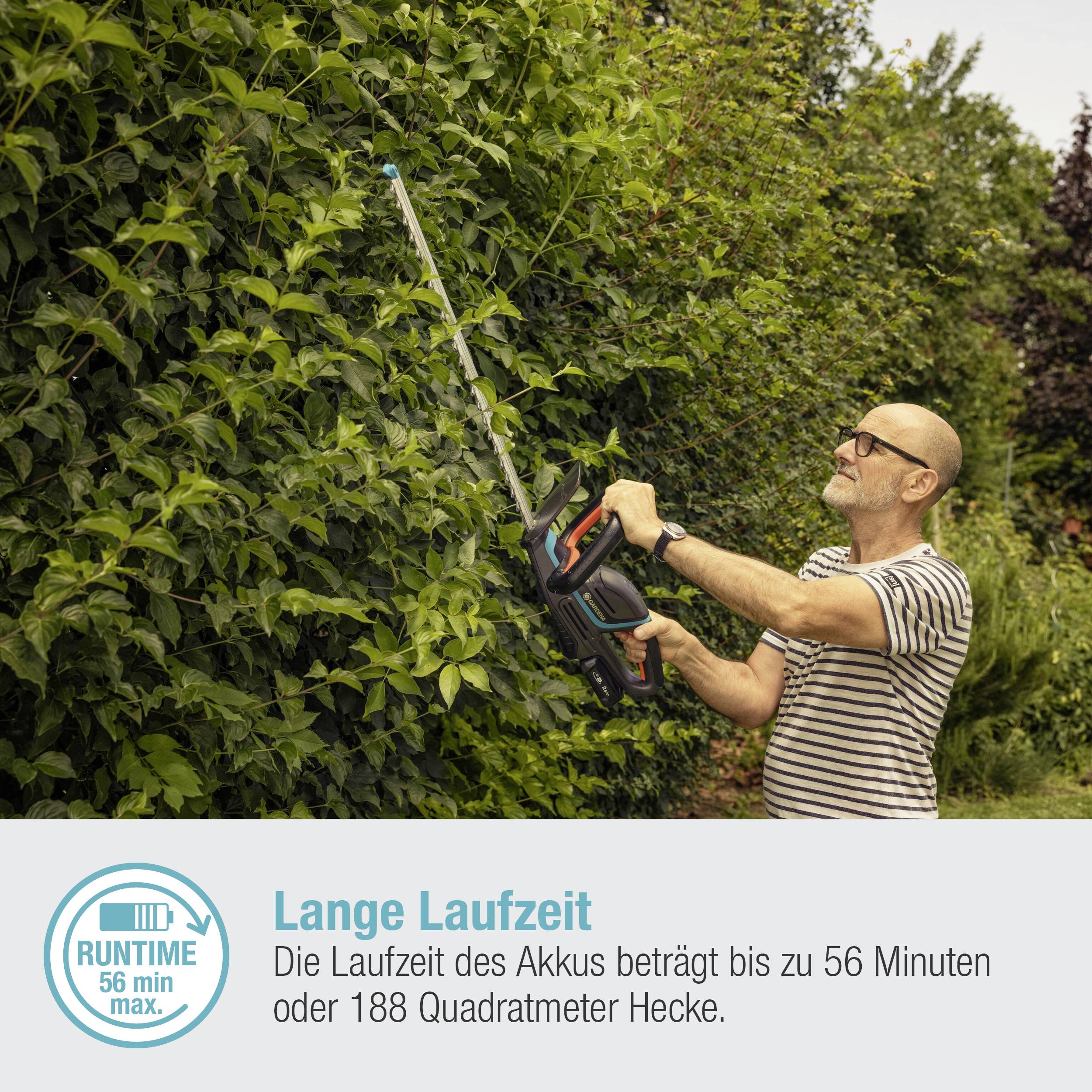 Ein Mann schneidet mit einer Akku-Heckenschere eine hohe Hecke. Text: 'Lange Laufzeit. Die Laufzeit des Akkus beträgt bis zu 56 Minuten.'