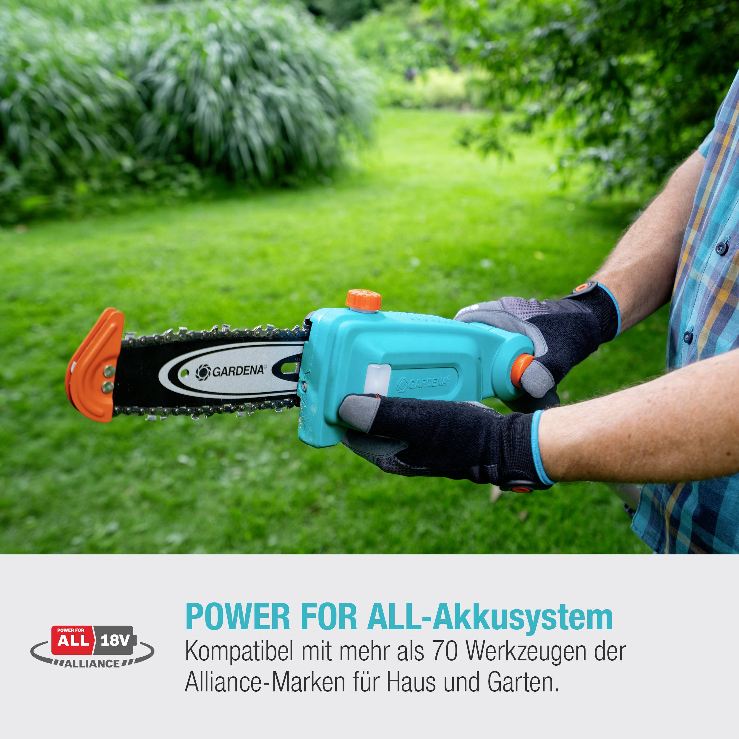 Person hält eine blaue Akku-Kettensäge. Text: 'POWER FOR ALL-Akkusystem' beschreibt Kompatibilität mit 18V-Werkzeugen für Haus und Garten.