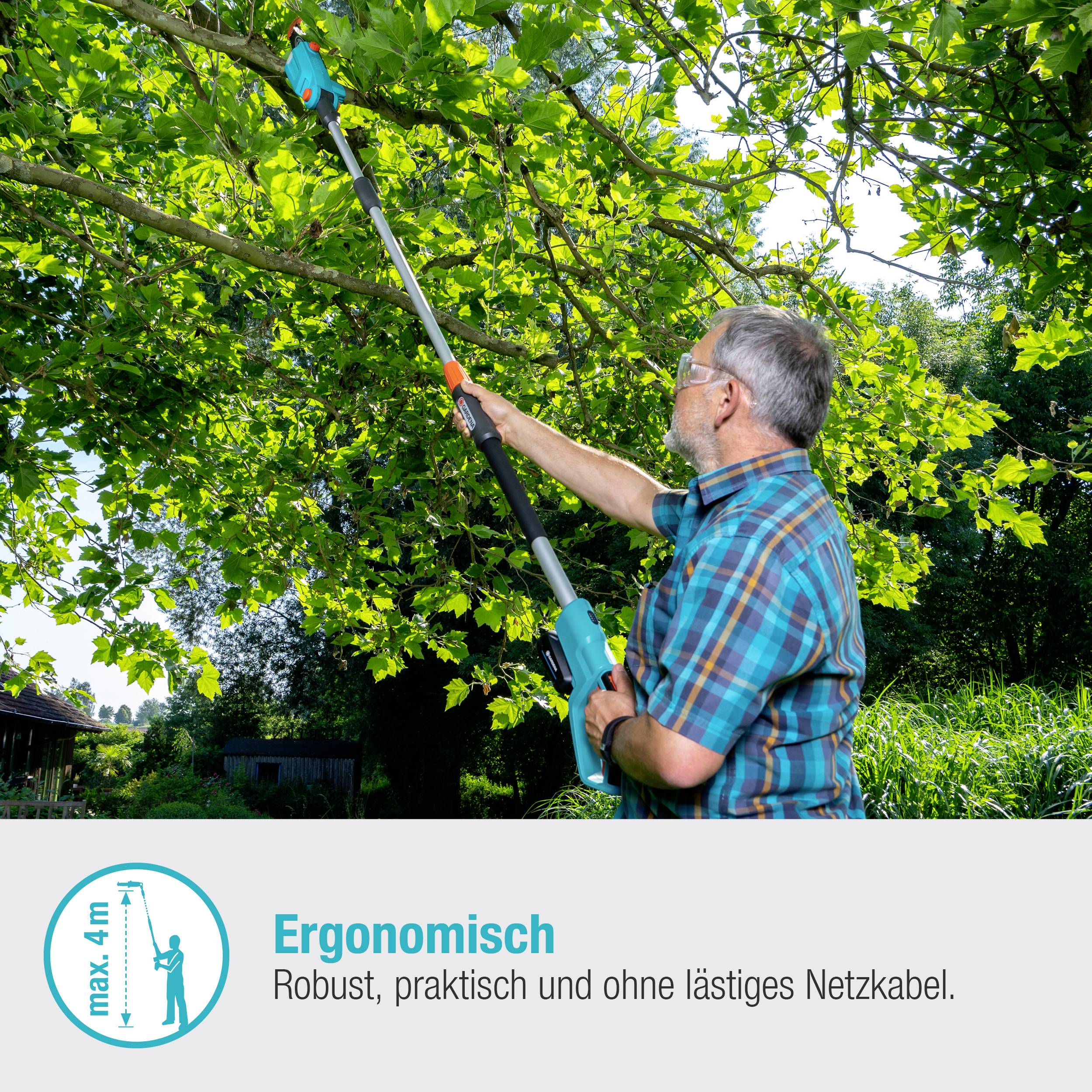 Ein Mann verwendet eine Teleskop-Heckenschere, die bis zu 4 Meter reicht. Text: 'Ergonomisch. Robust, praktisch und ohne lästiges Netzkabel.'