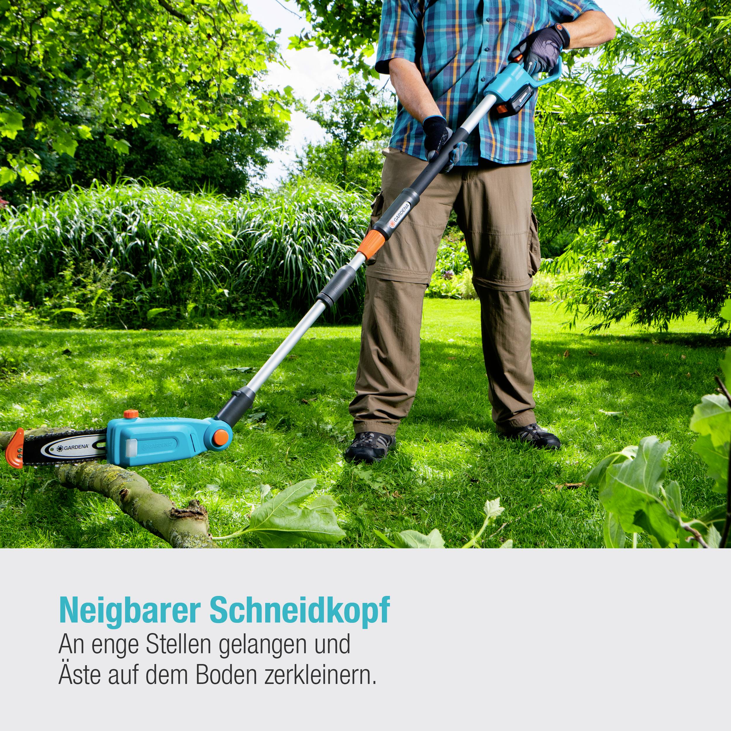 Eine Person benutzt eine elektrische Astschere mit neigbarem Schneidkopf im Garten. Im Vordergrund liegt ein geschnittener Ast.