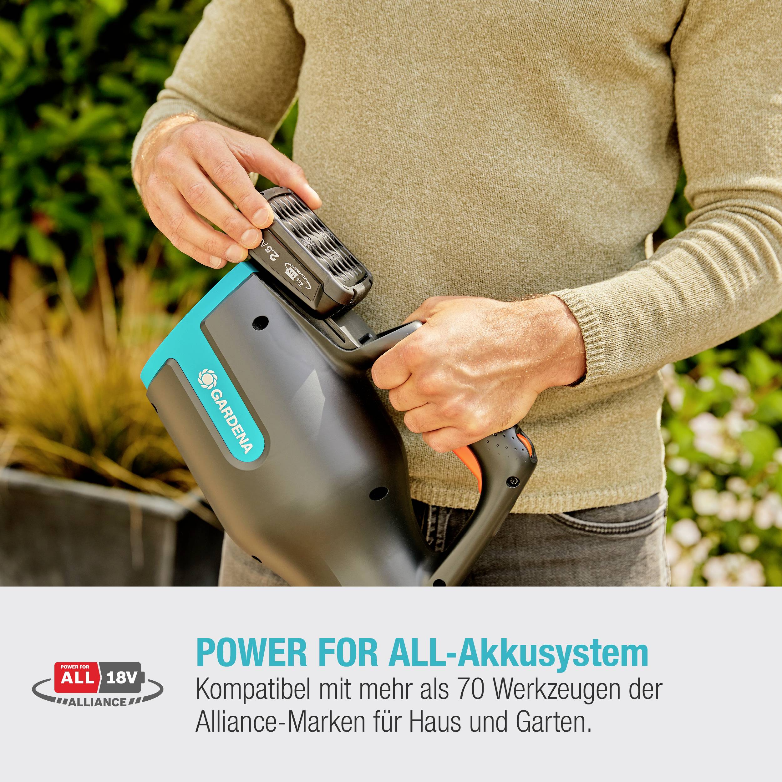 Person hält einen Staubsauger und überprüft den Akku. Text unten: 'Power for All-Akkusystem, kompatibel mit mehr als 70 Werkzeugen.'
