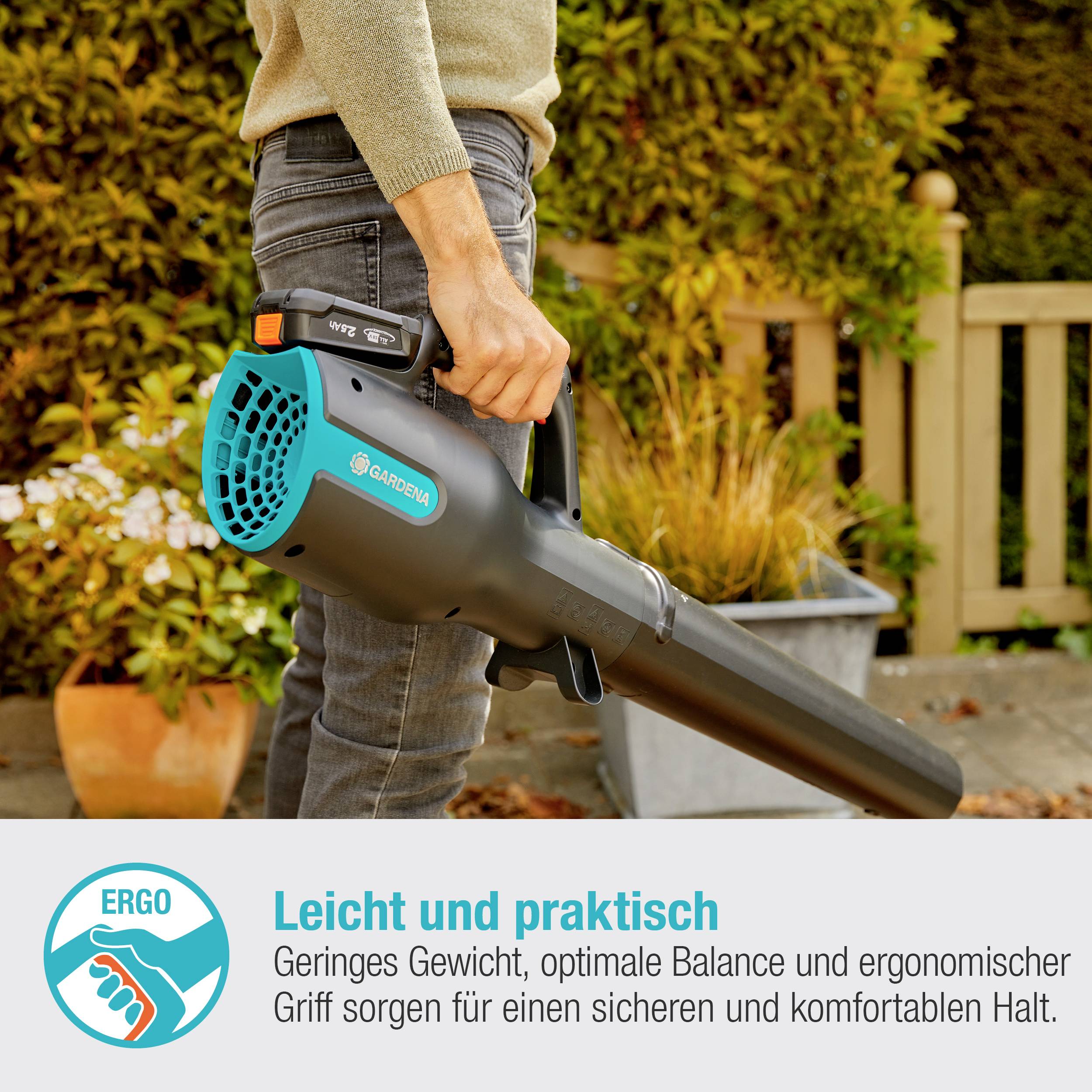 Mann hält einen leichten und praktischen Laubbläser mit ergonomischem Griff. Text: 'Leicht und praktisch. Geringes Gewicht, optimale Balance.'