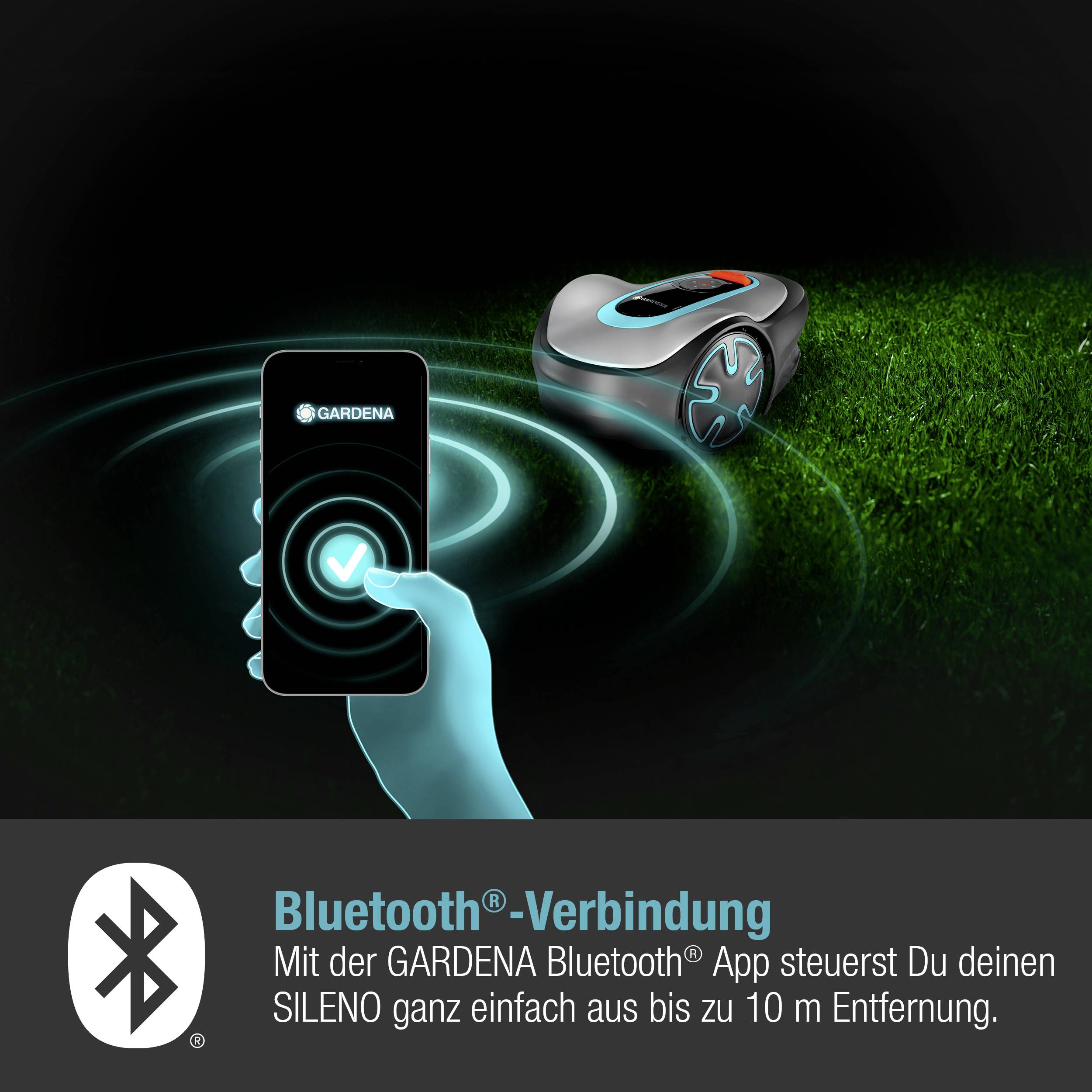 Eine Hand hält ein Handy mit der GARDENA Bluetooth-App, die einen Mähroboter steuert. Text: 'Bluetooth-Verbindung' und App-Steuerungsentfernung.