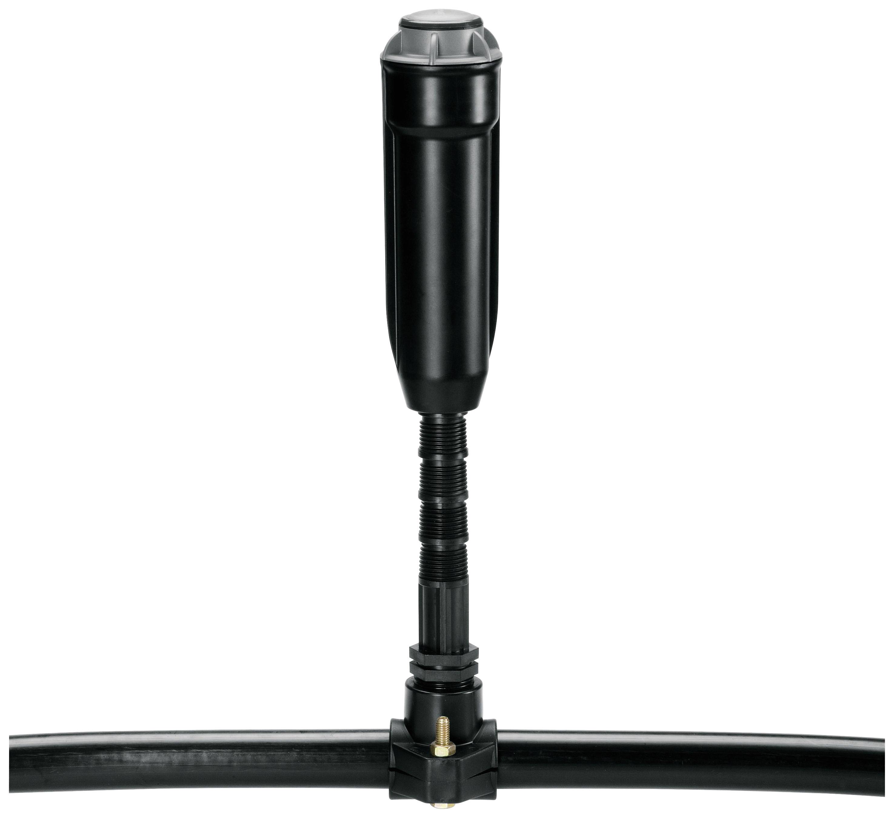 Ein schwarzer Sprinklerkopf ist an einem Rohr montiert, bereit zur Bewässerung.