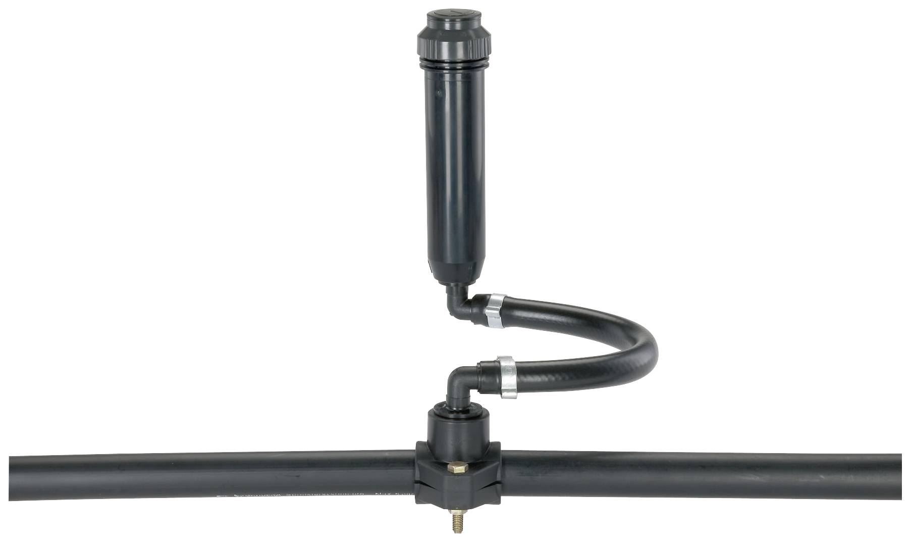 Ein schwarzes Rohrsystem mit einem vertikalen Abschnitt, das an einem horizontalen Rohr befestigt ist, zeigt eine mögliche Installationskonfiguration.