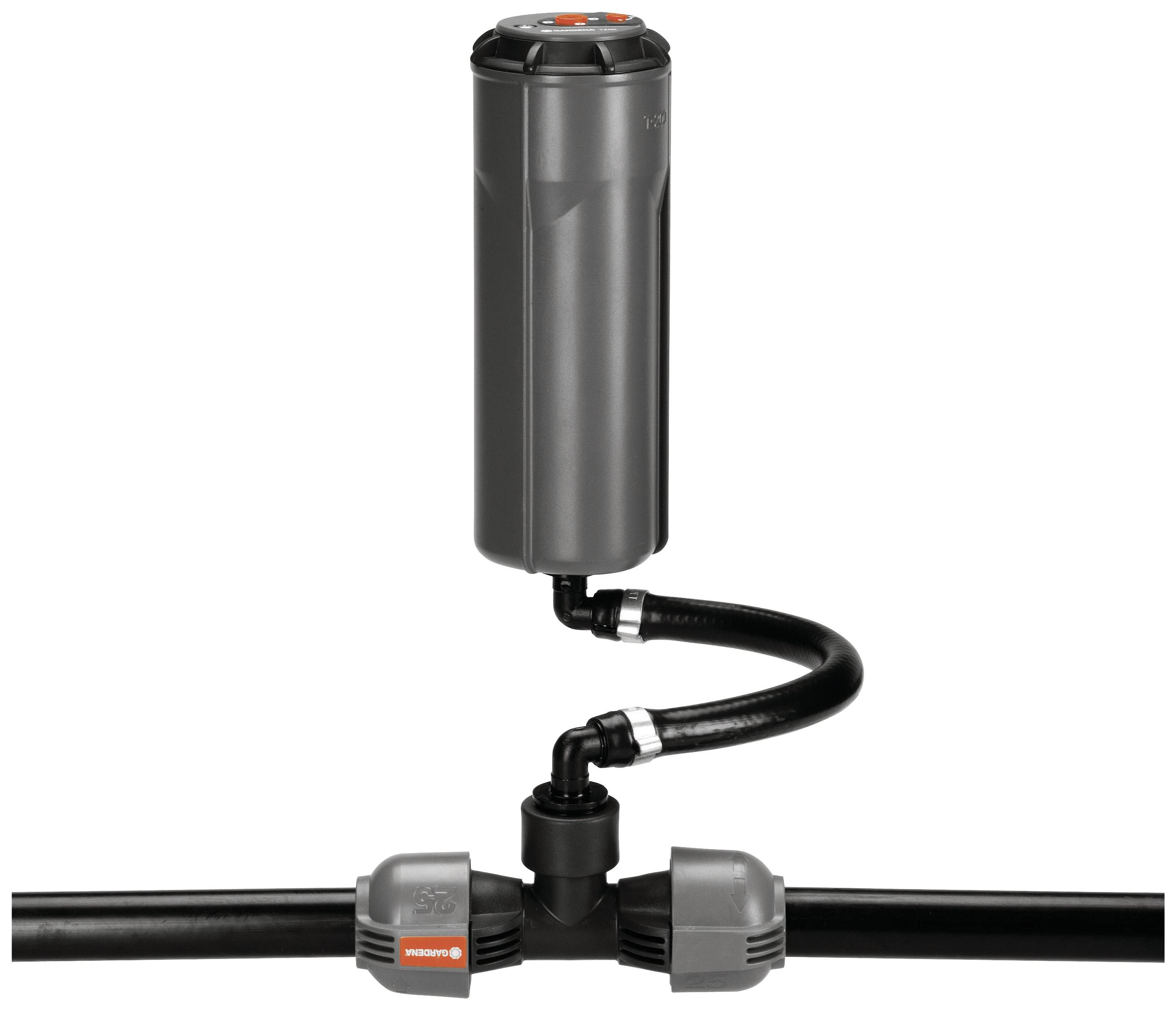 Grauer Wasserfiltersystem mit Kunststoffgehäuse, verbunden mit zwei Rohren. Filtersystem von Gardena zur Wasseraufbereitung.