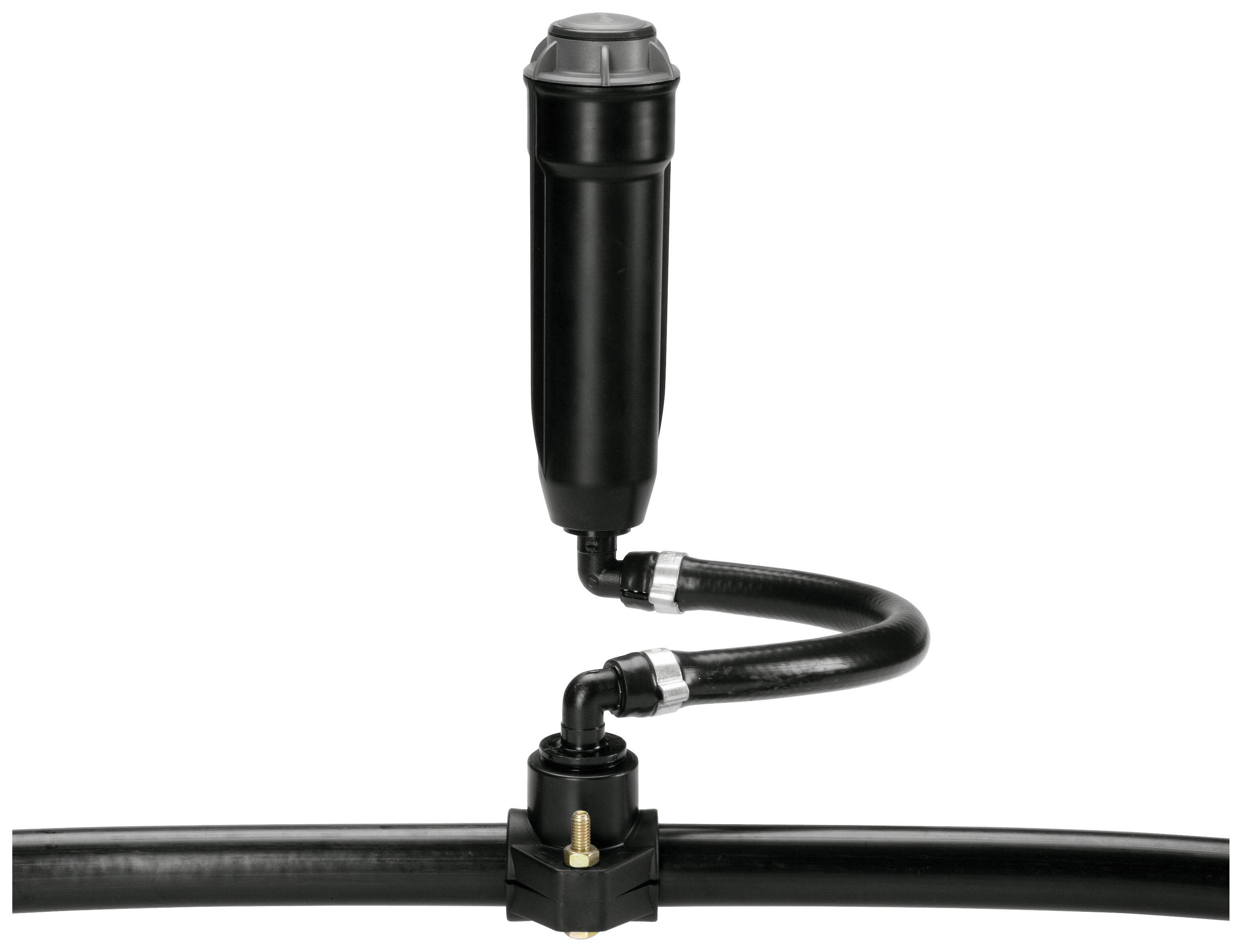 Schwarzes Wasserfiltersystem mit Hauptfilter und Verbindungsschläuchen an einem horizontalen Rohr montiert, vor weißem Hintergrund.