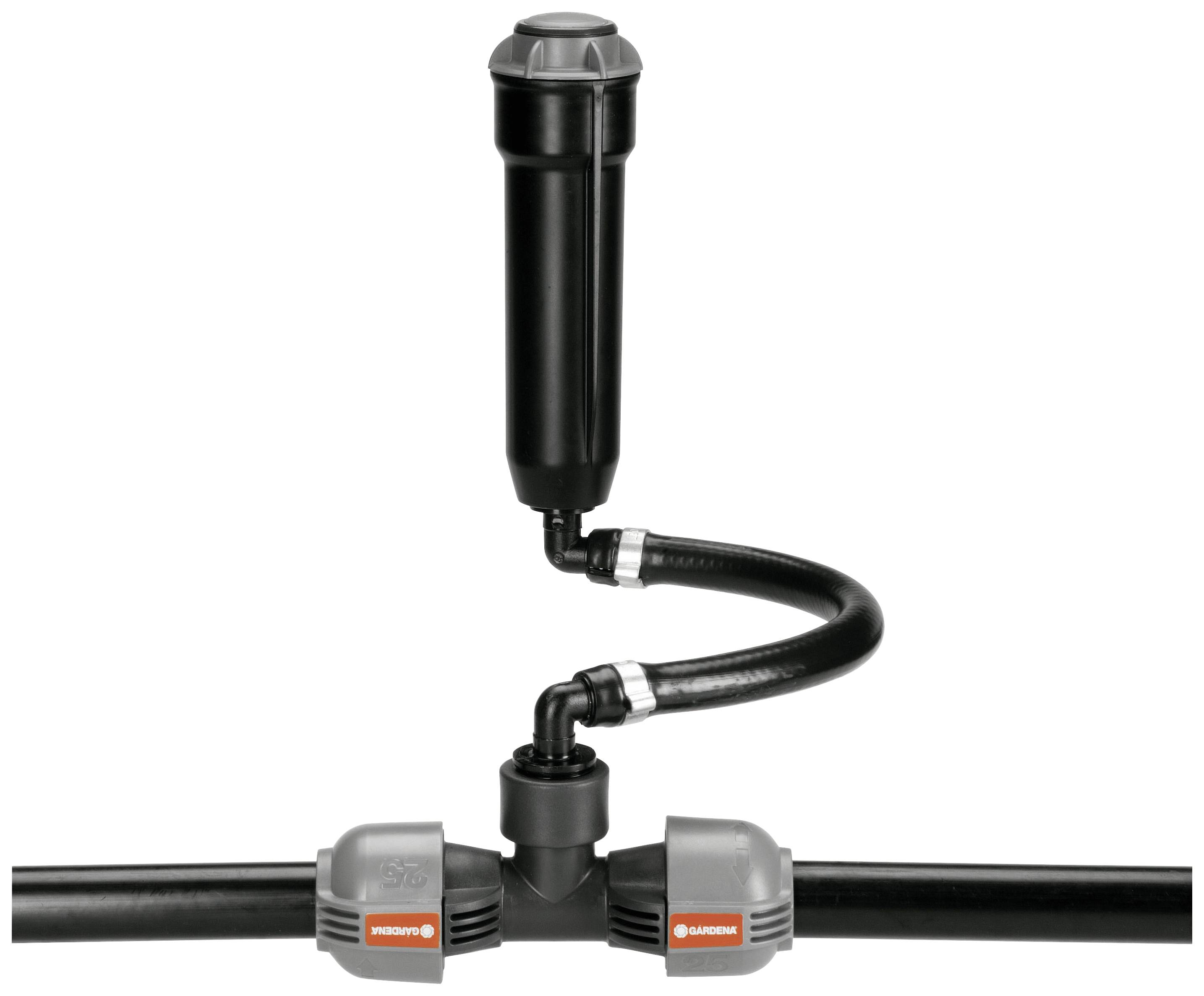 Ein Bewässerungssystem mit einem Filter in der Mitte, das über Schläuche mit einem Wasserverteiler verbunden ist.