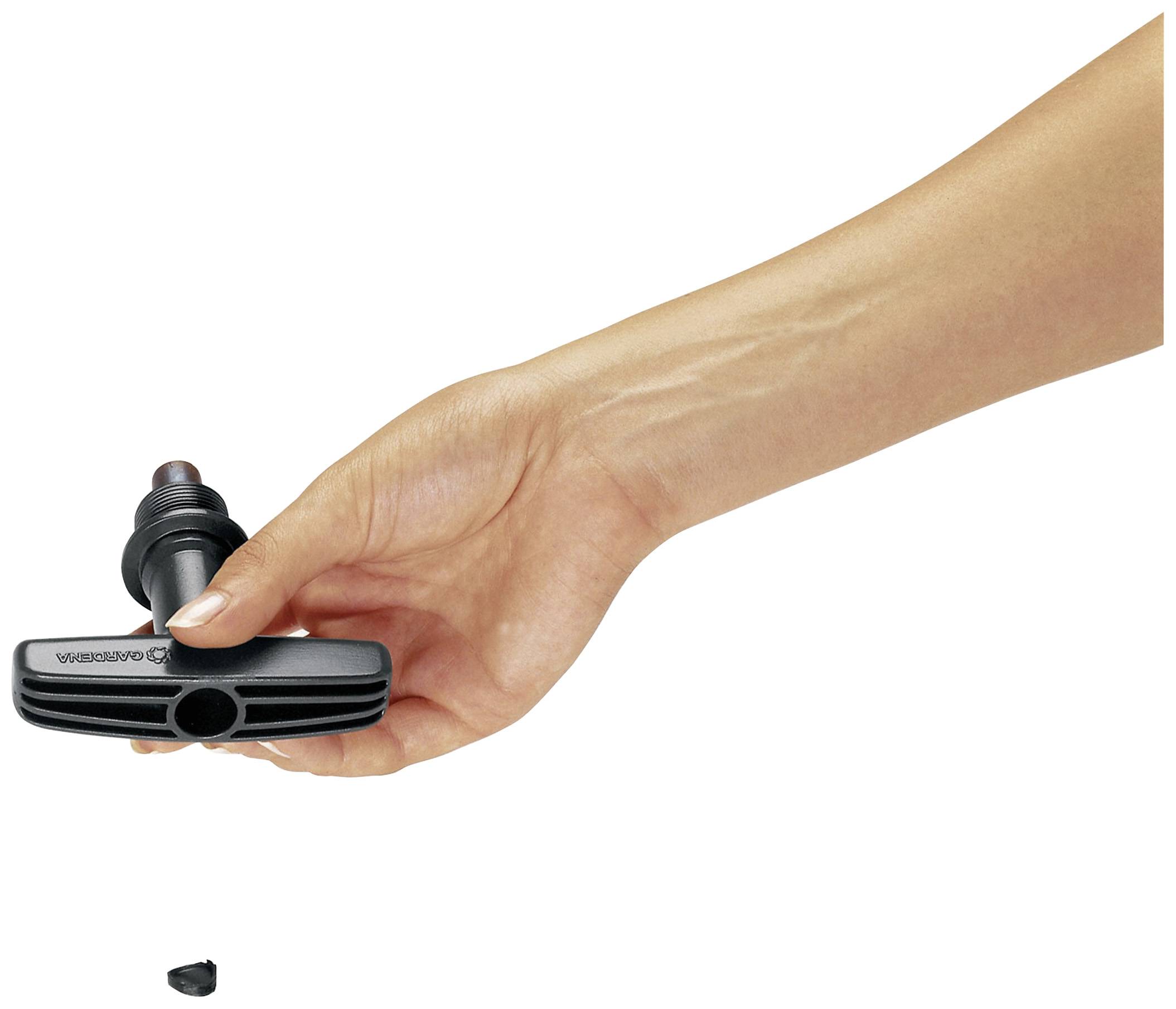 Eine Hand hält einen Gardena-Schlauchanschluss.