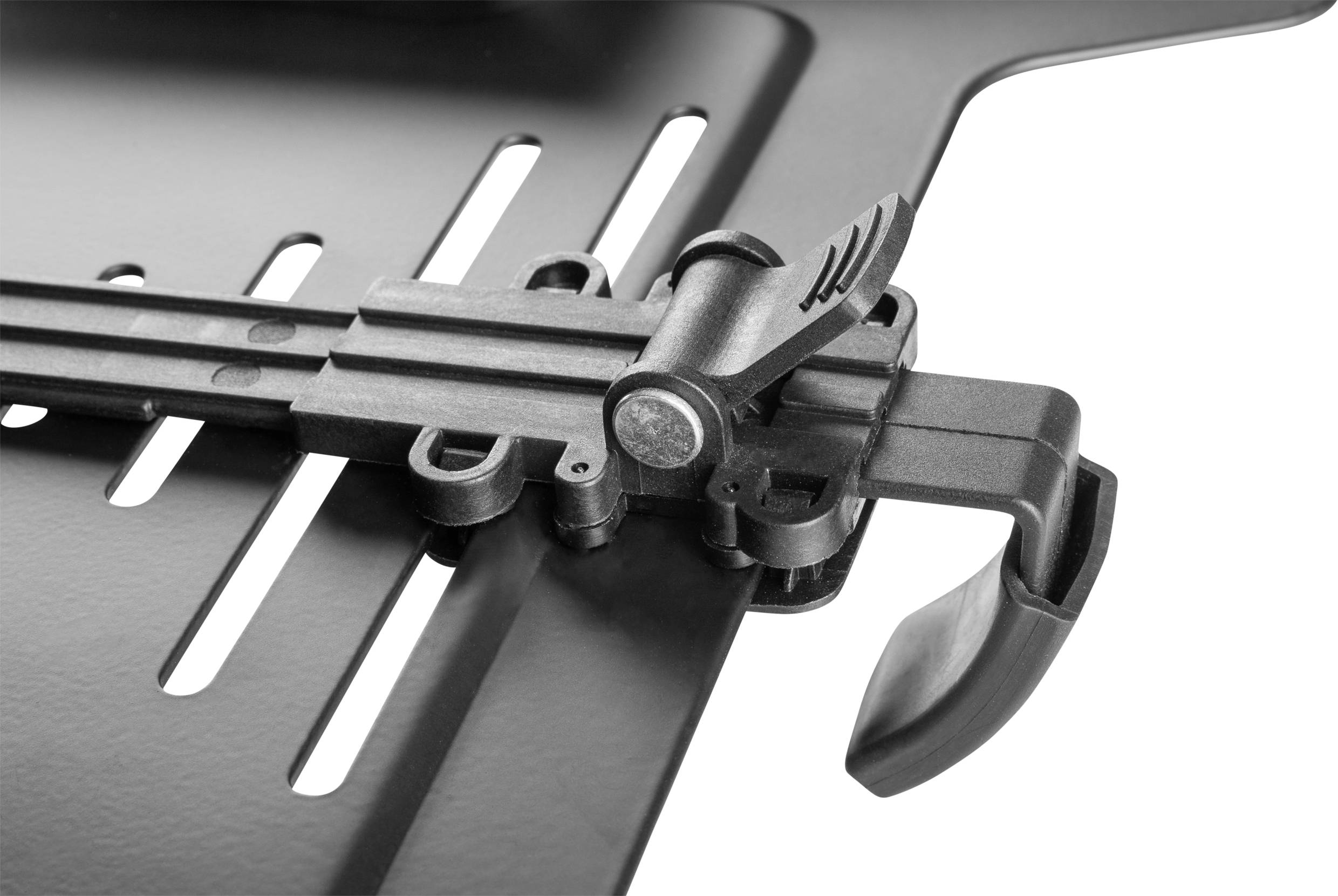 Ein verstellbarer Halter an einem schwarzen Metallgestell, vermutlich Teil eines Grill- oder Küchenzubehörs, sorgt für Stabilität und Anpassung.