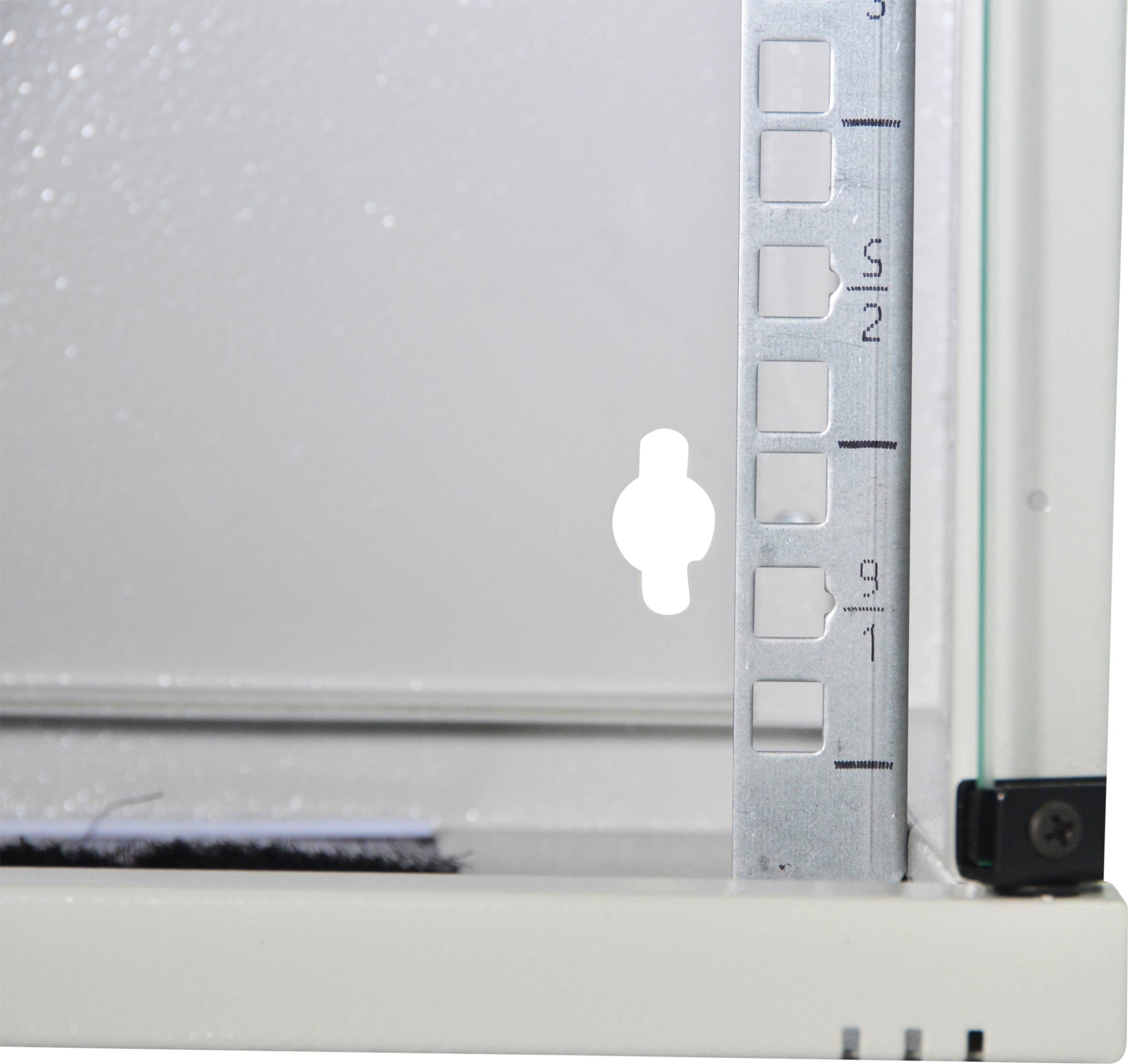 Detail eines silbernen Metallgestells mit nummerierten Öffnungen von 2 bis 9 und einem weißen Hintergrund.