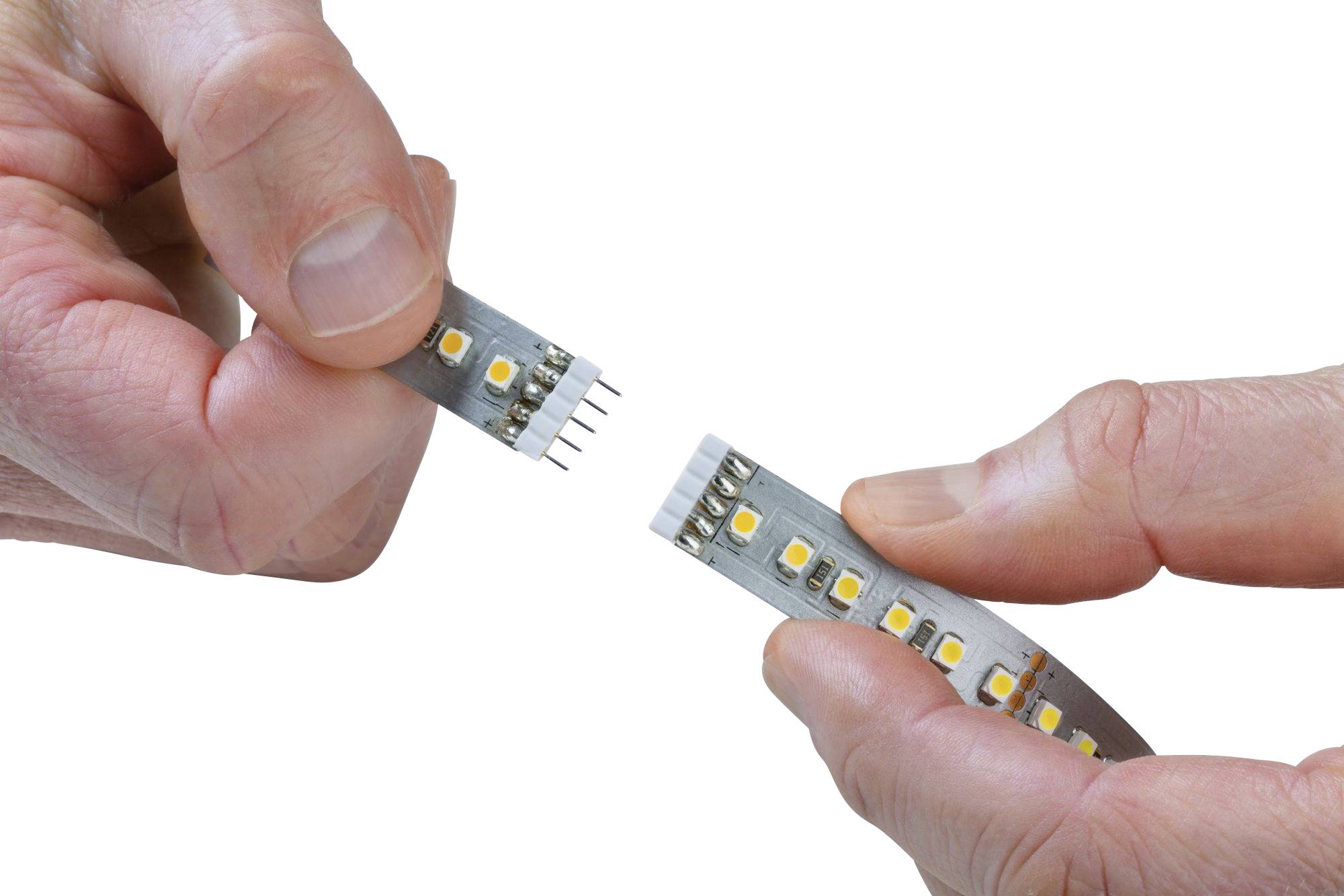 Zwei Hände halten getrennte Teile eines LED-Lichtstreifens zusammen.