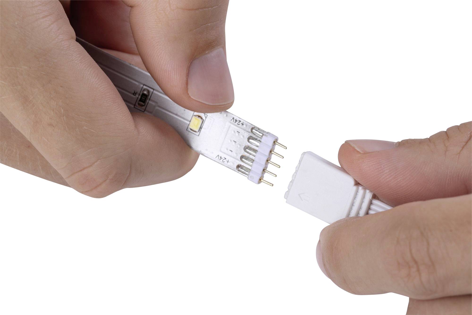 Hände verbinden einen LED-Streifen mit einem Kabelanschluss.