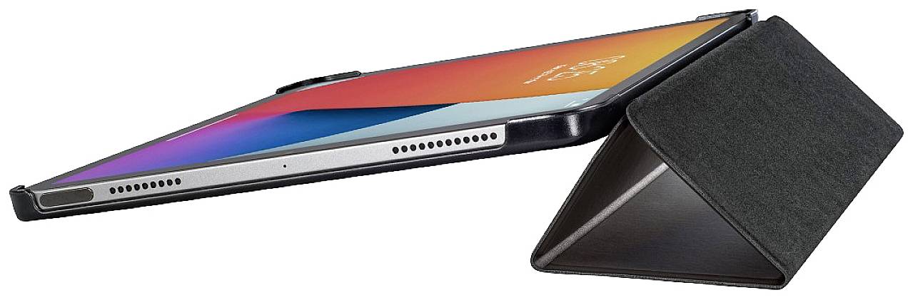 Ein Tablet steht in einem schwarzen Ständer, leicht angewinkelt, mit einem bunten Bildschirm, der eine Uhrzeit anzeigt.