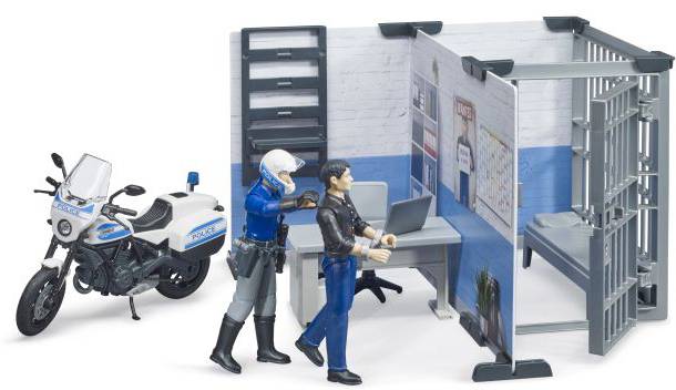 Ein Spielzeug-Polizist führt eine Spielzeugfigur in ein Büro neben einem Motorrad. Rechts befindet sich eine Gefängniszelle.