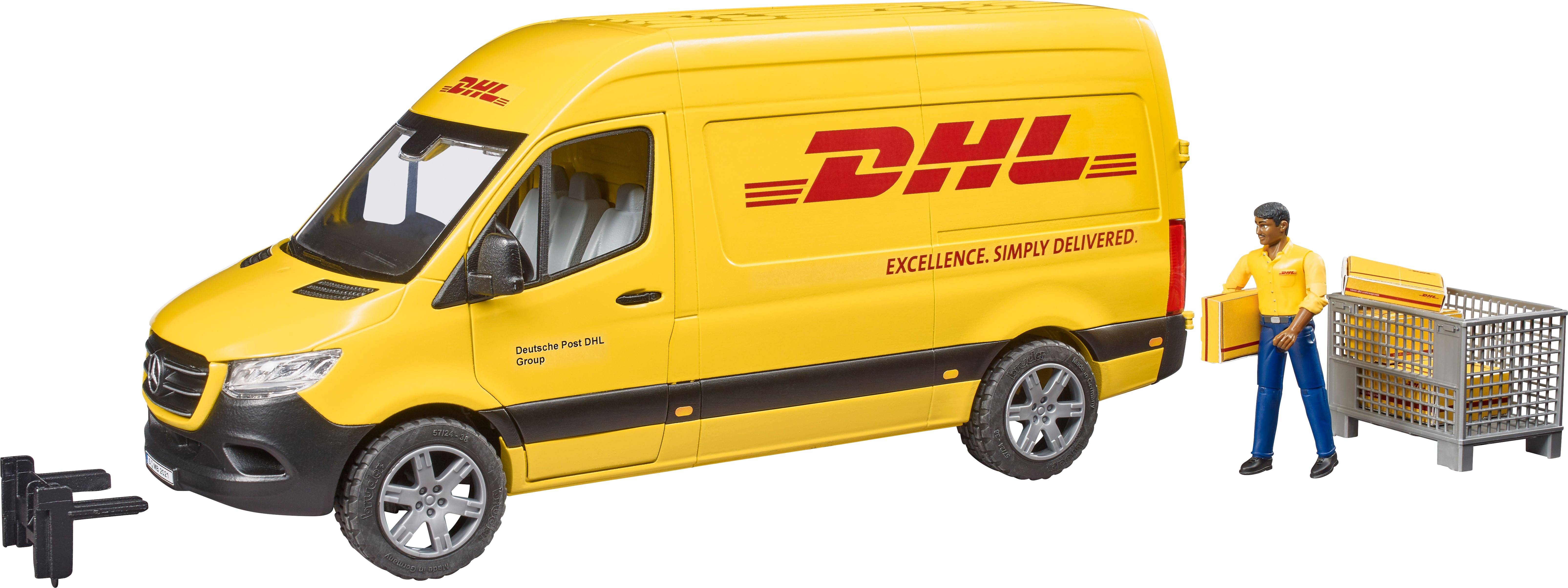 Ein gelbes DHL-Lieferfahrzeug mit 'Excellence. Simply Delivered' beschriftet. Eine Person lädt Pakete aus einem Gitterwagen.