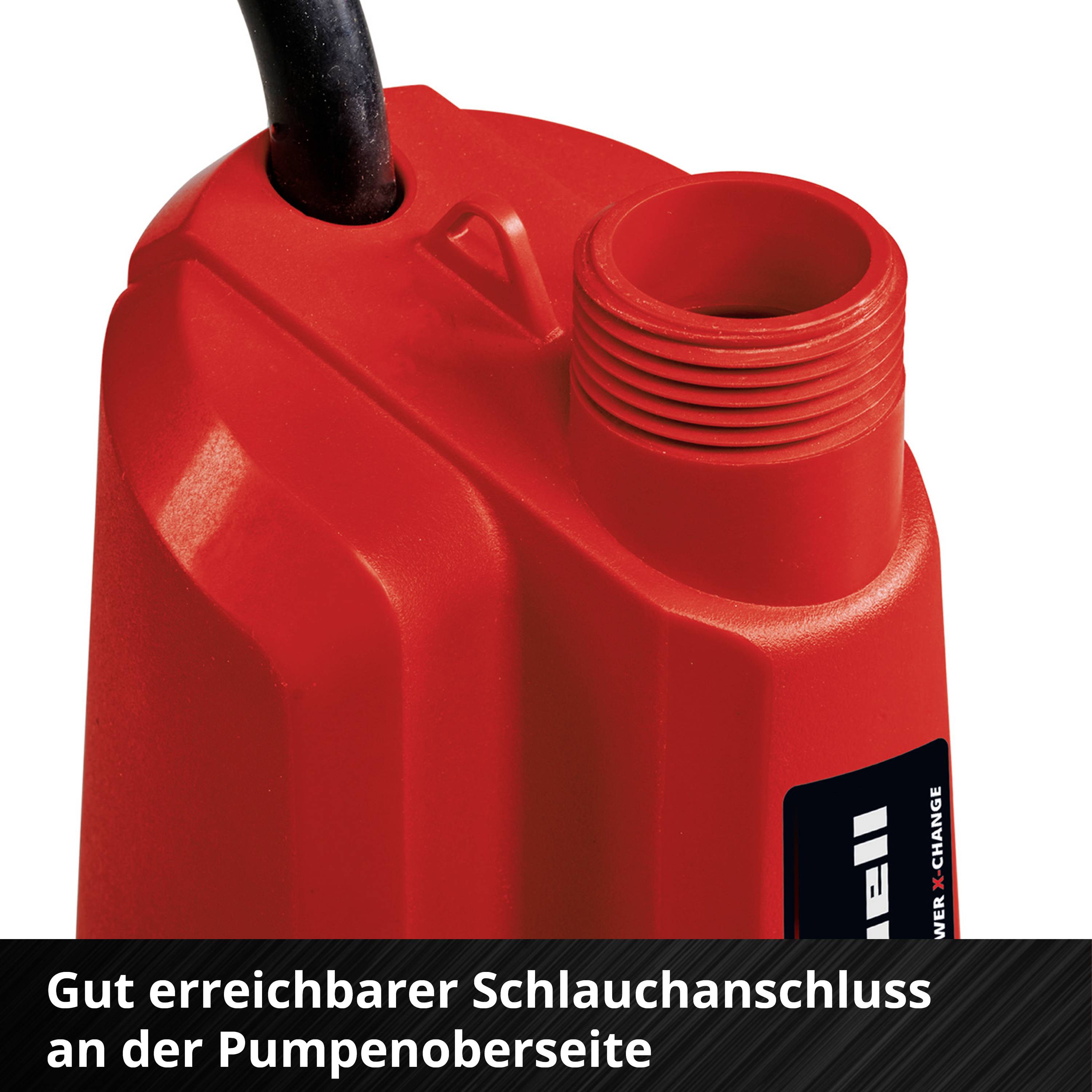 'Gut erreichbarer Schlauchanschluss an der Pumpenoberseite' steht auf dem Bild einer roten Pumpe mit deutlich sichtbarem Anschluss.
