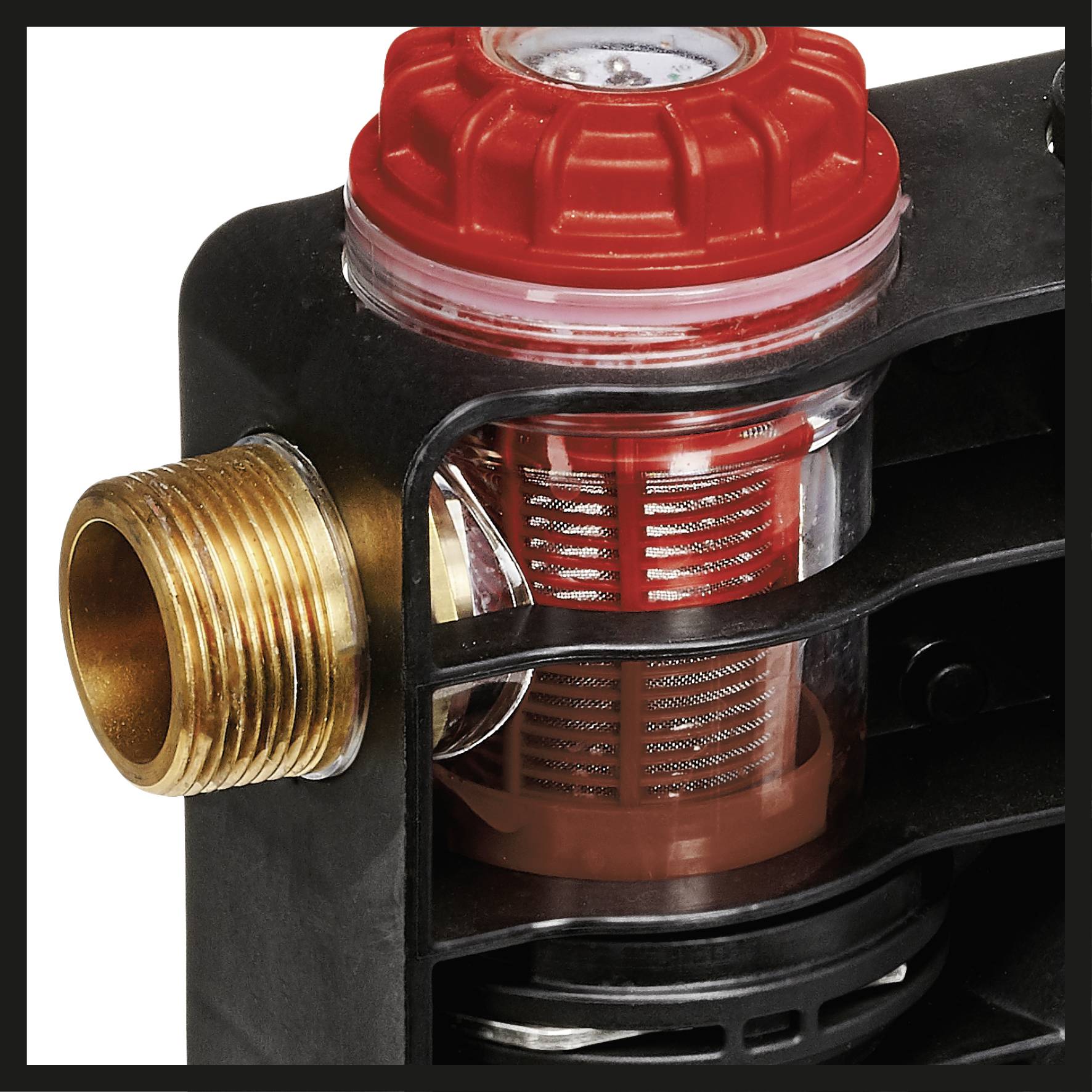 Ein roter Wasserfilter mit durchsichtigem Gehäuse, das ein Metallsieb zeigt. Links befindet sich ein goldenes Anschlussstück.