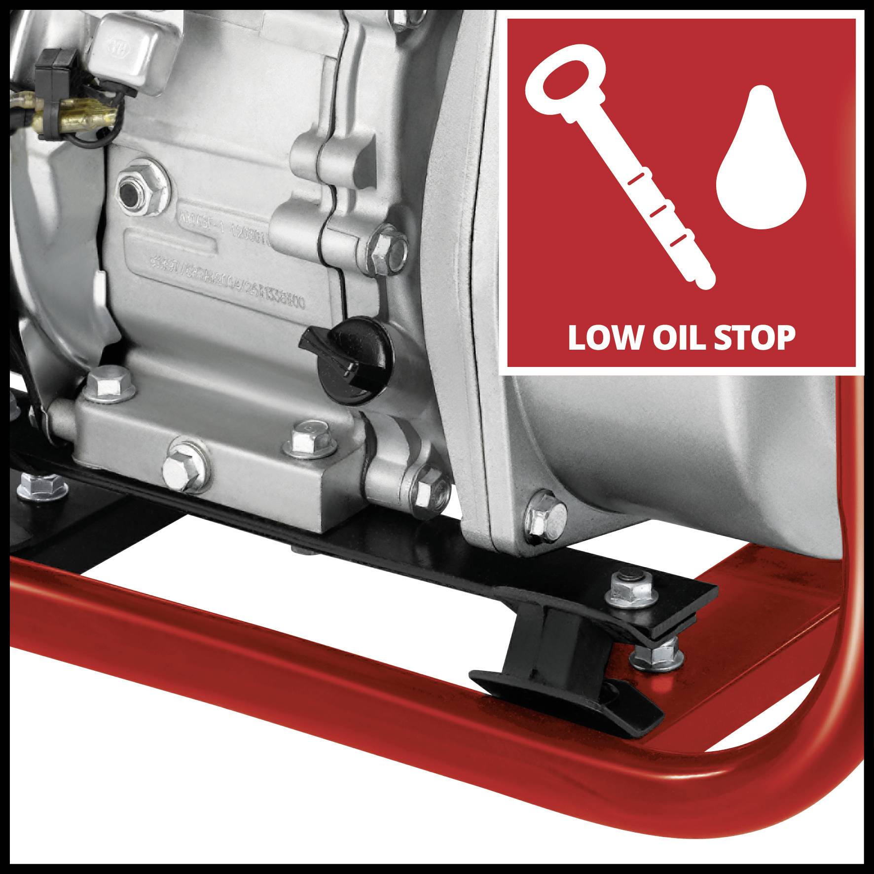 'Nahaufnahme eines Motors mit einem Symbolfeld, das einen Schlüssel und einen Tropfen zeigt, begleitet von der Aufschrift 'LOW OIL STOP'.'