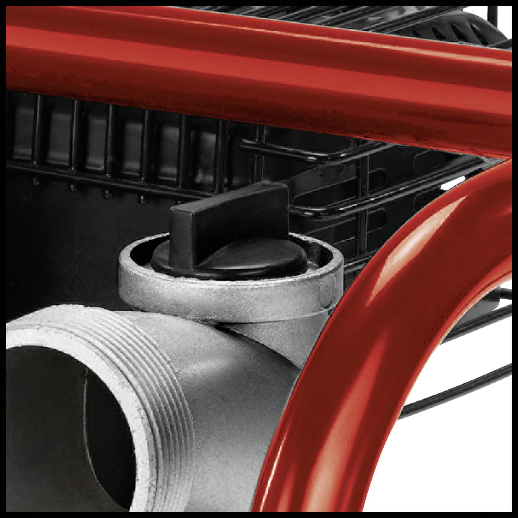 Nahaufnahme eines Metall-Entlüftungsrohres in einem roten Rahmen mit schwarzem Hintergrund, Teil einer technischen Maschine.