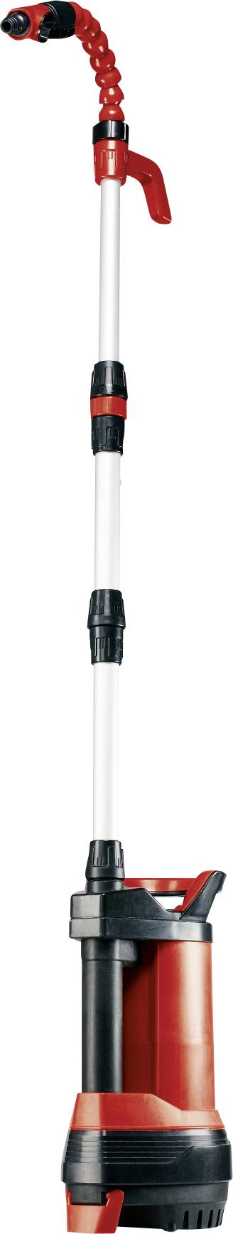 Rote und schwarze Wasserpumpe mit langem, verstellbarem Griff. Die Pumpe ist freistehend auf weißem Hintergrund platziert.