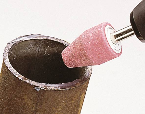 Nahaufnahme eines Braunrohrs, das innen mit einem rotierenden Schleifaufsatz poliert wird.