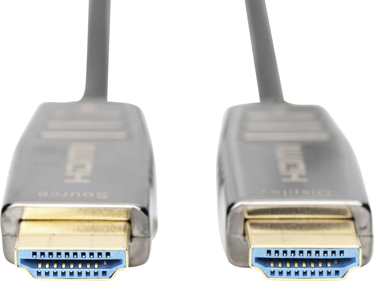 Zwei HDMI-Kabel mit blauem Anschluss auf weißem Hintergrund, dargestellt aus der Nahperspektive.