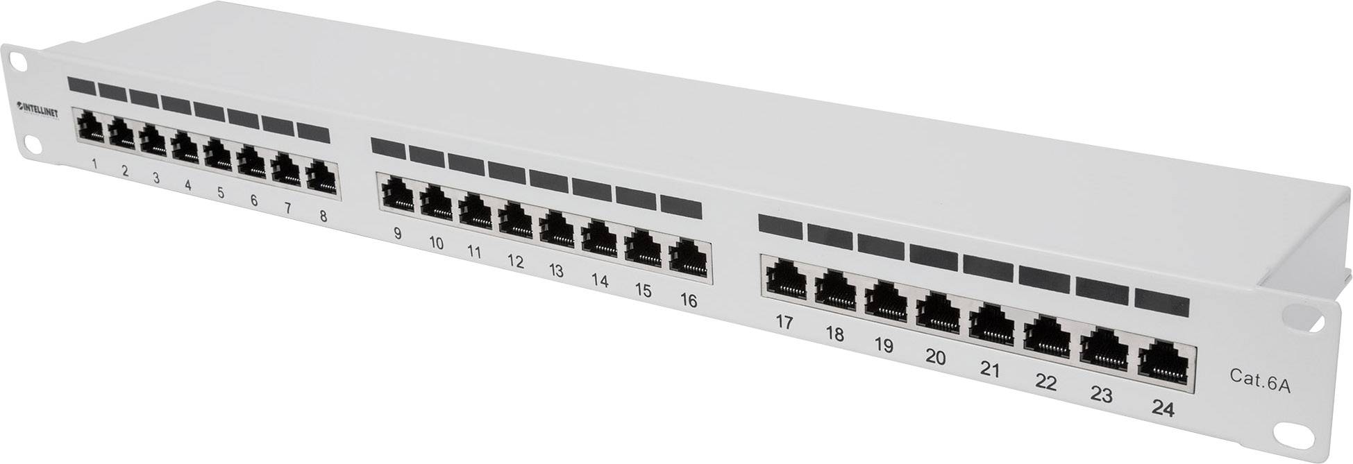 Ein 24-Port-Patchpanel mit schwarzen RJ45-Ethernet-Anschlüssen, Beschriftung 'Cat.6A', in einem weißen Metallgehäuse montiert.